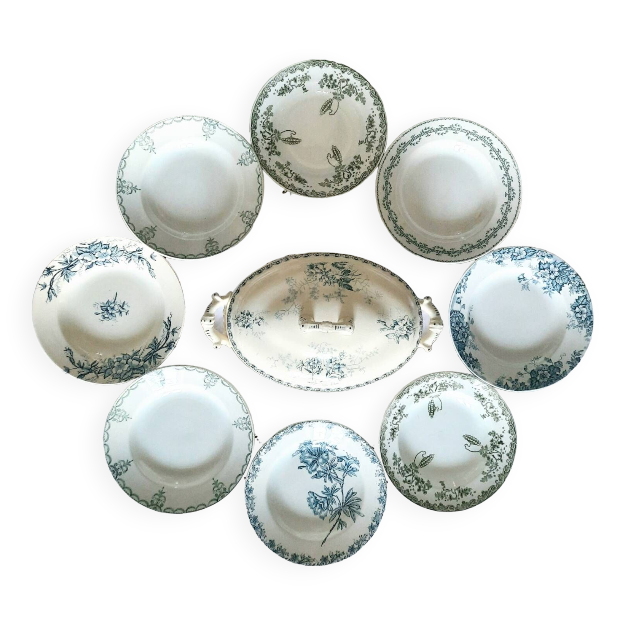 Assiettes creuses anciennes dépareillées en faïence terre de fer accompagnées d'une soupière