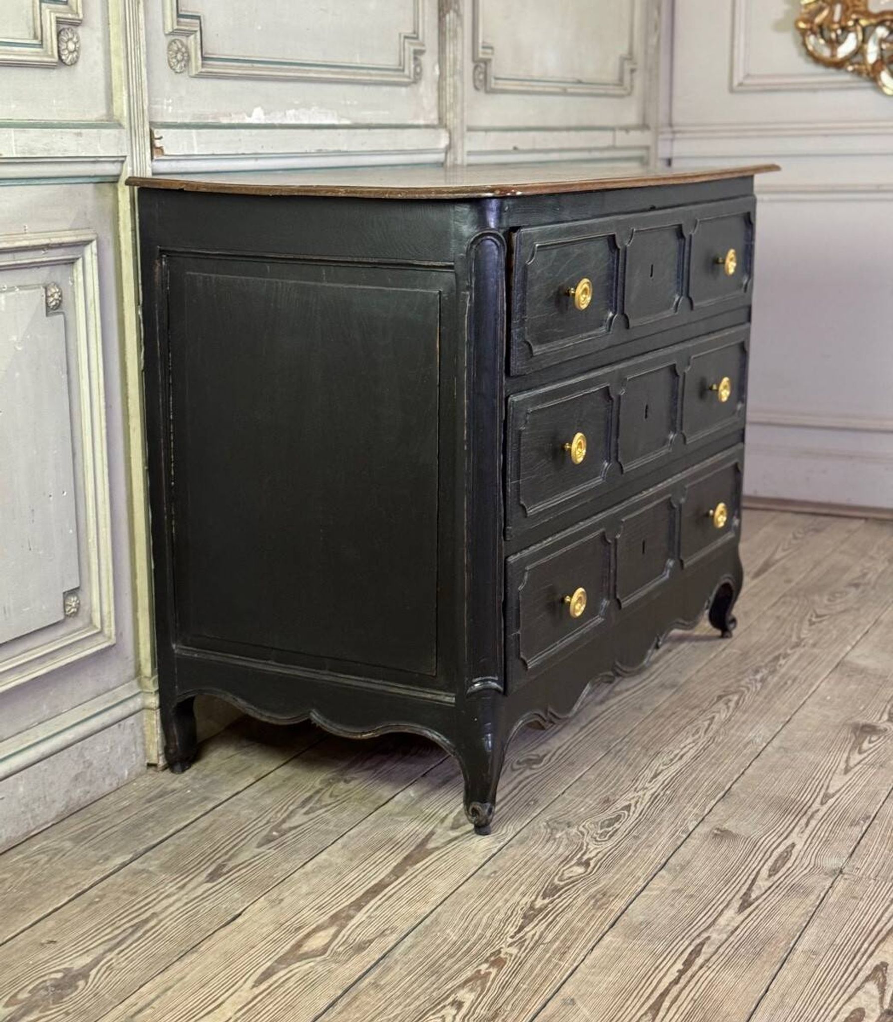 Commode en chêne Louis XV, patine noire, XVIIIe siècle
