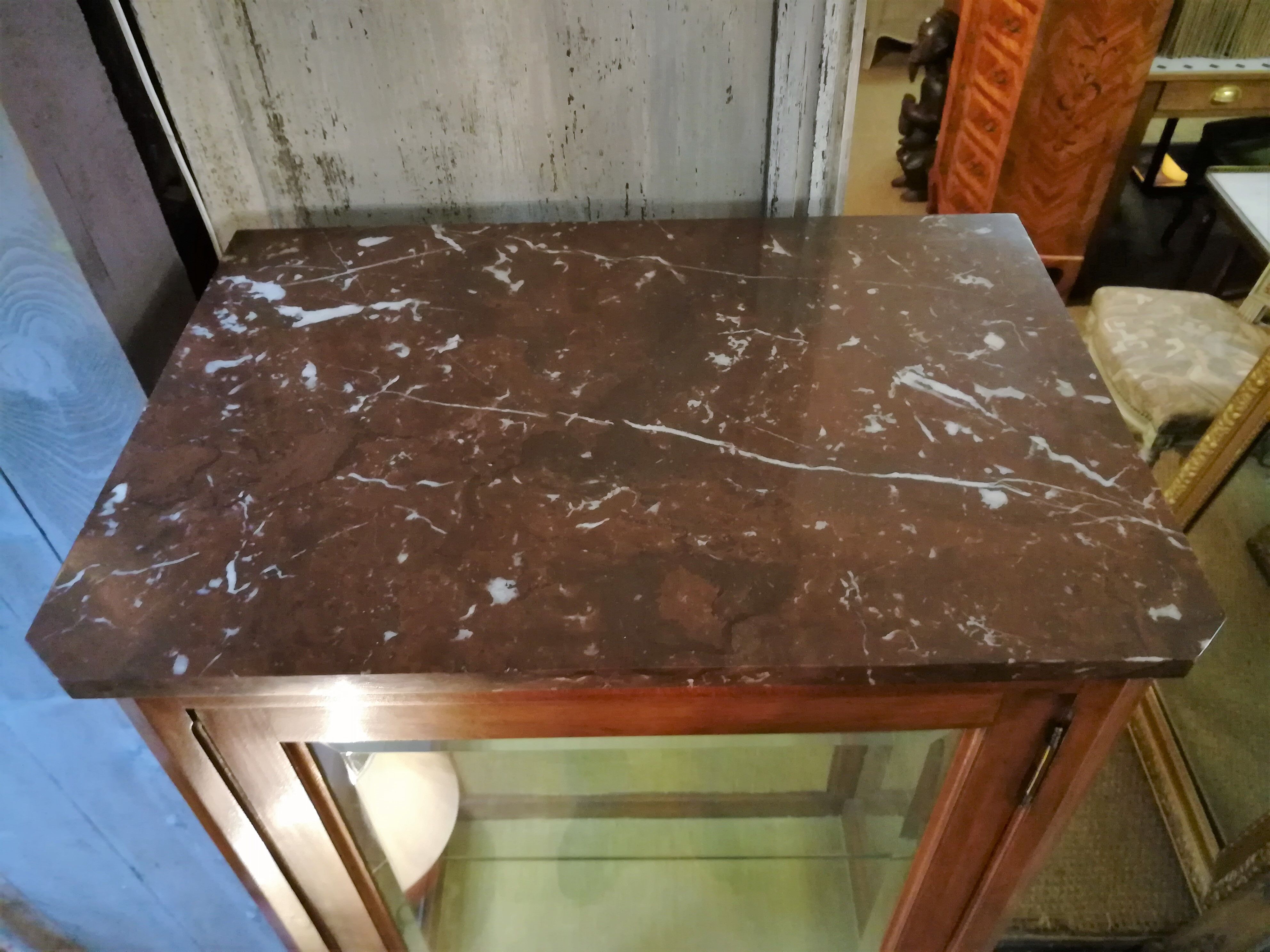 Vitrine en noyer style Louis XVI