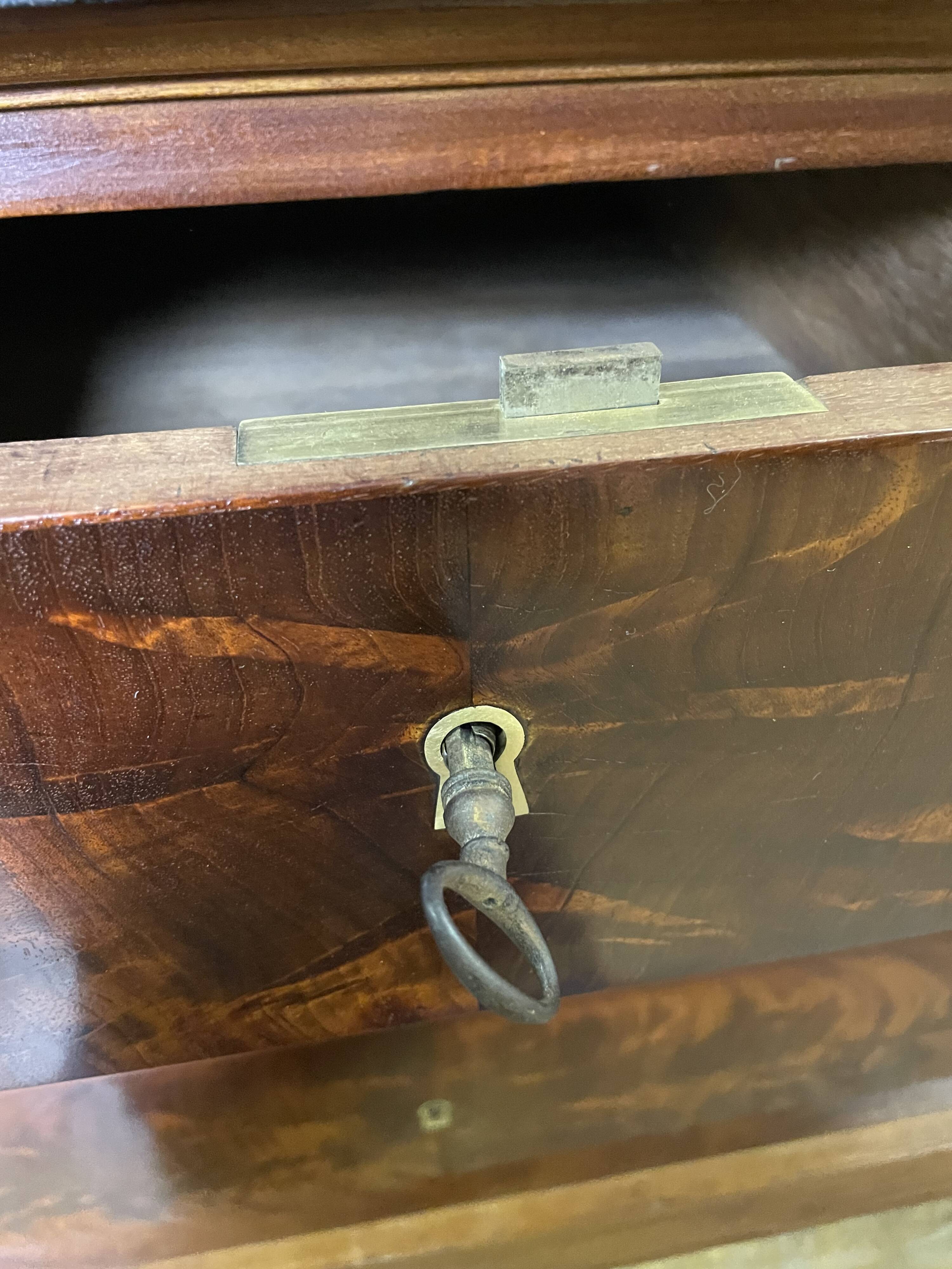 Consulate period chest of drawers in mahogany and mahogany veneer