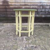 Guéridon patiné jaune et vert par une artiste locale