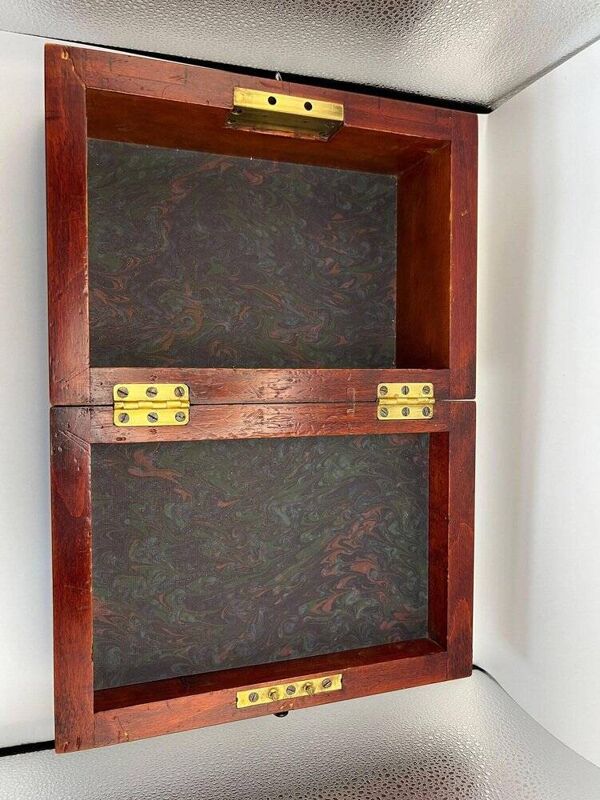 Boîte Biedermeier tardive en noyer et noyer frisé, Autriche, années 1850.