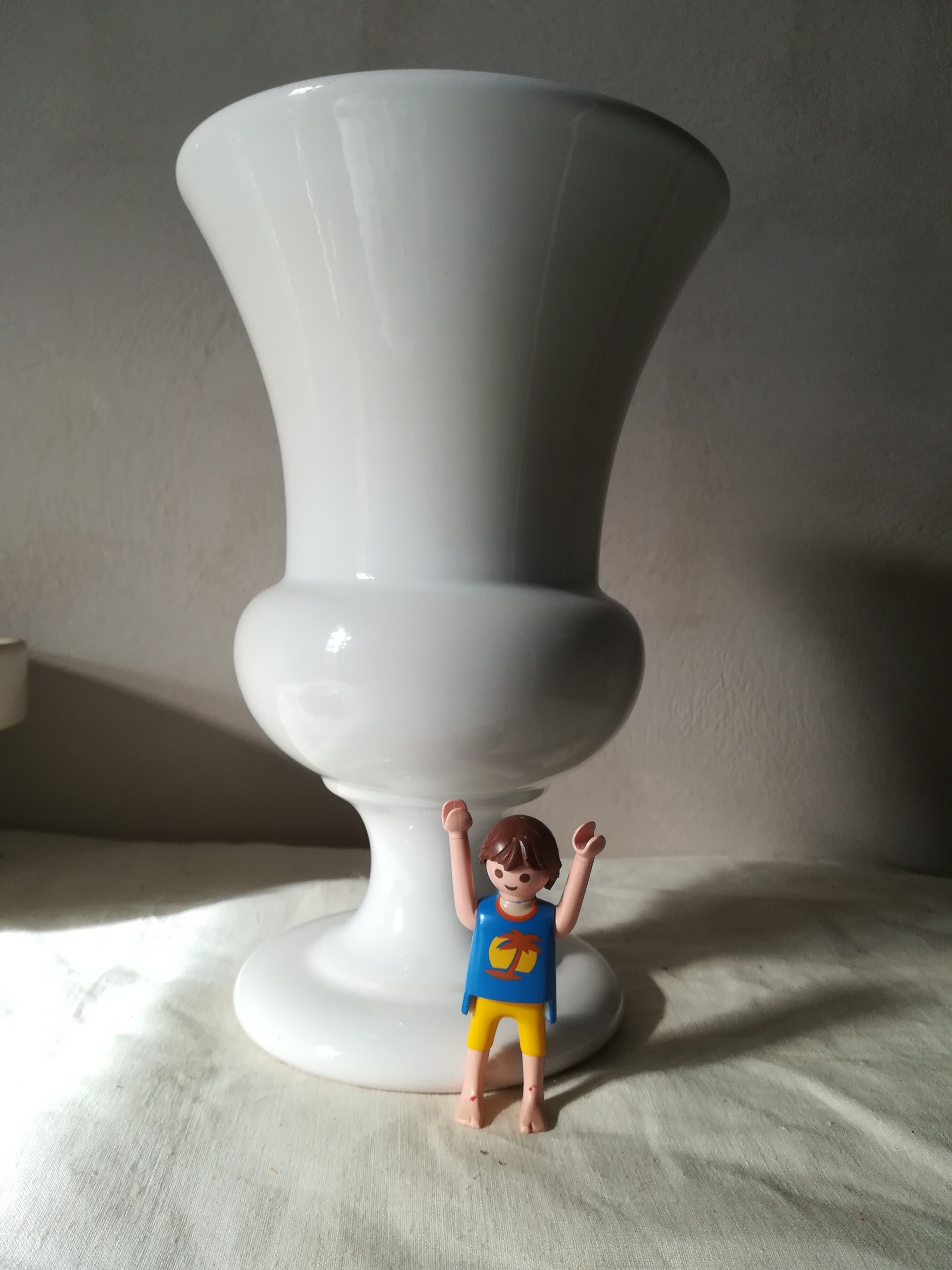 Vase medicis en faïence blanche