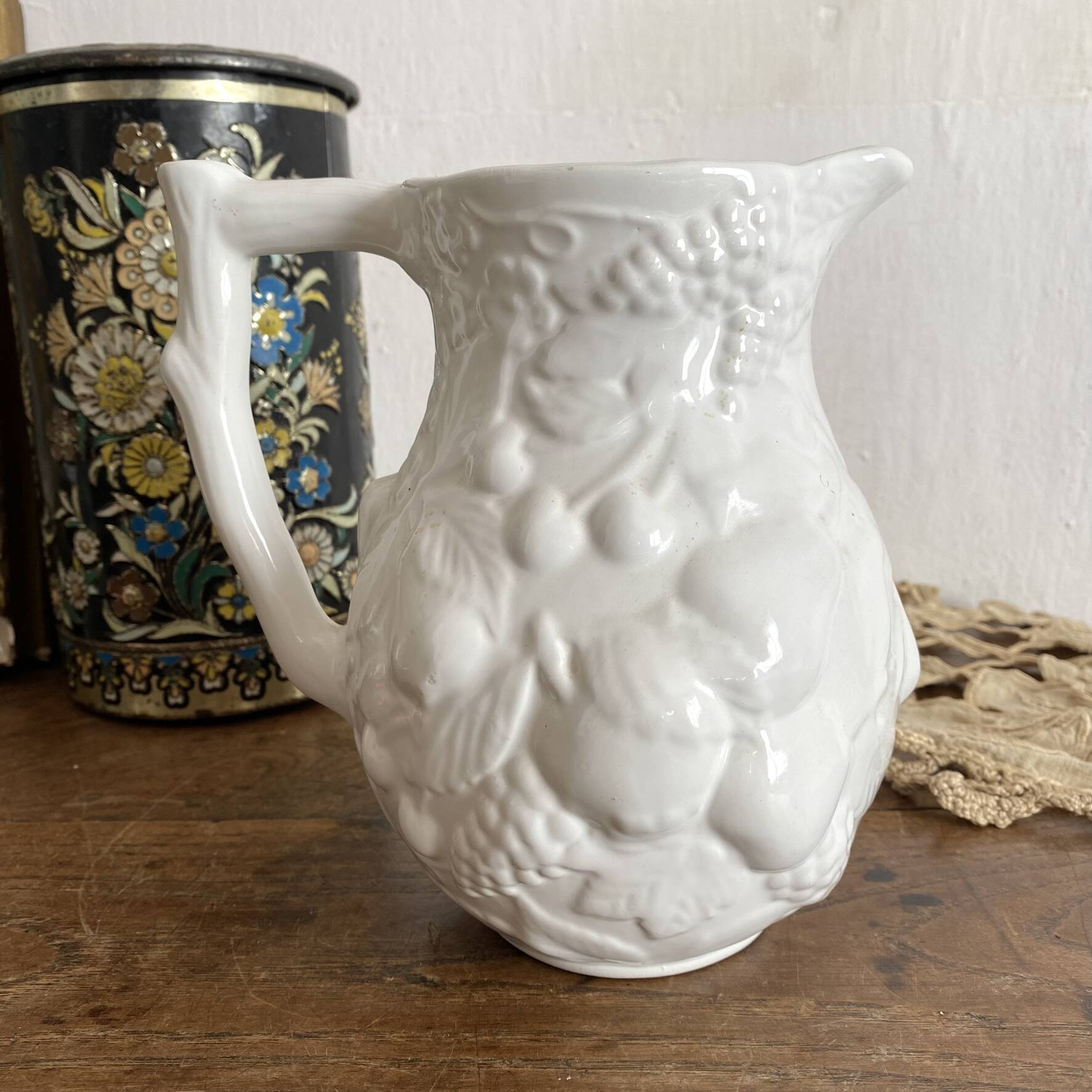 Jug in slipware with fruits