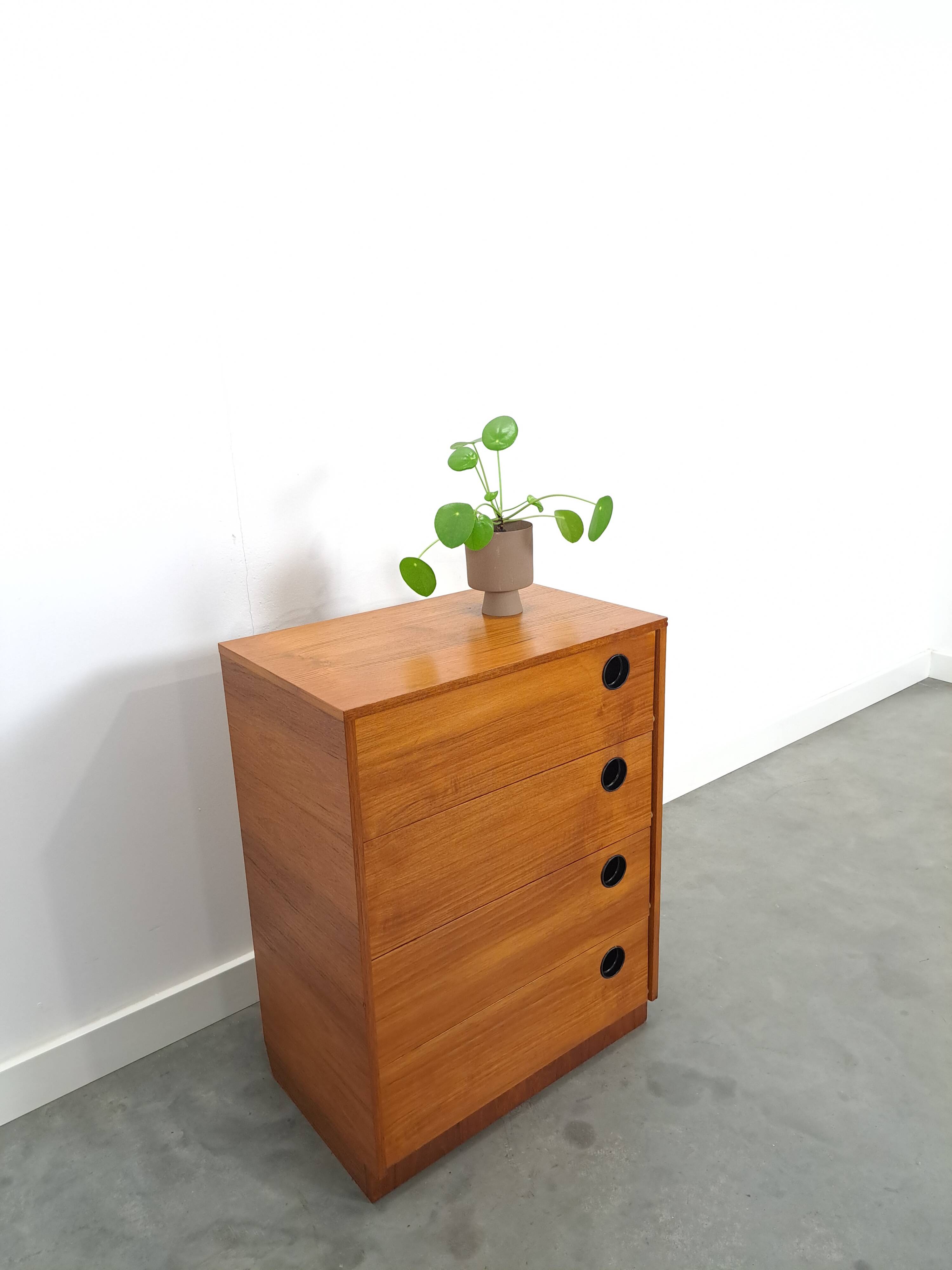 Schoenenkast met zwarte ronde grepen, nr. 1