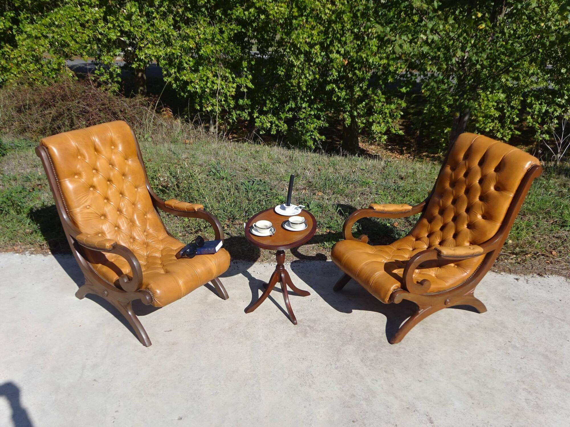 Fauteuils en bois et cuir capitonné, les 2