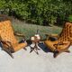 Fauteuils en bois et cuir capitonné, les 2