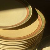 14 assiettes plates en grès, 1970