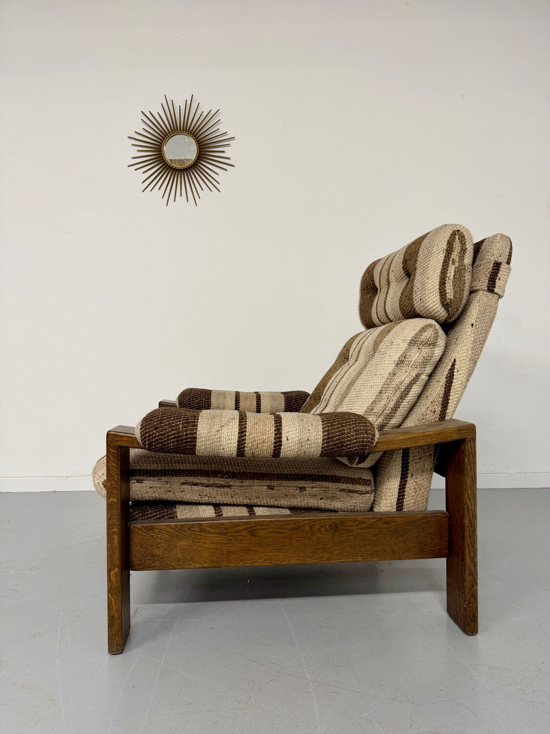 Vintage 1970s design armchair made of wood and fabric.