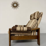 Vintage 1970s design armchair made of wood and fabric.