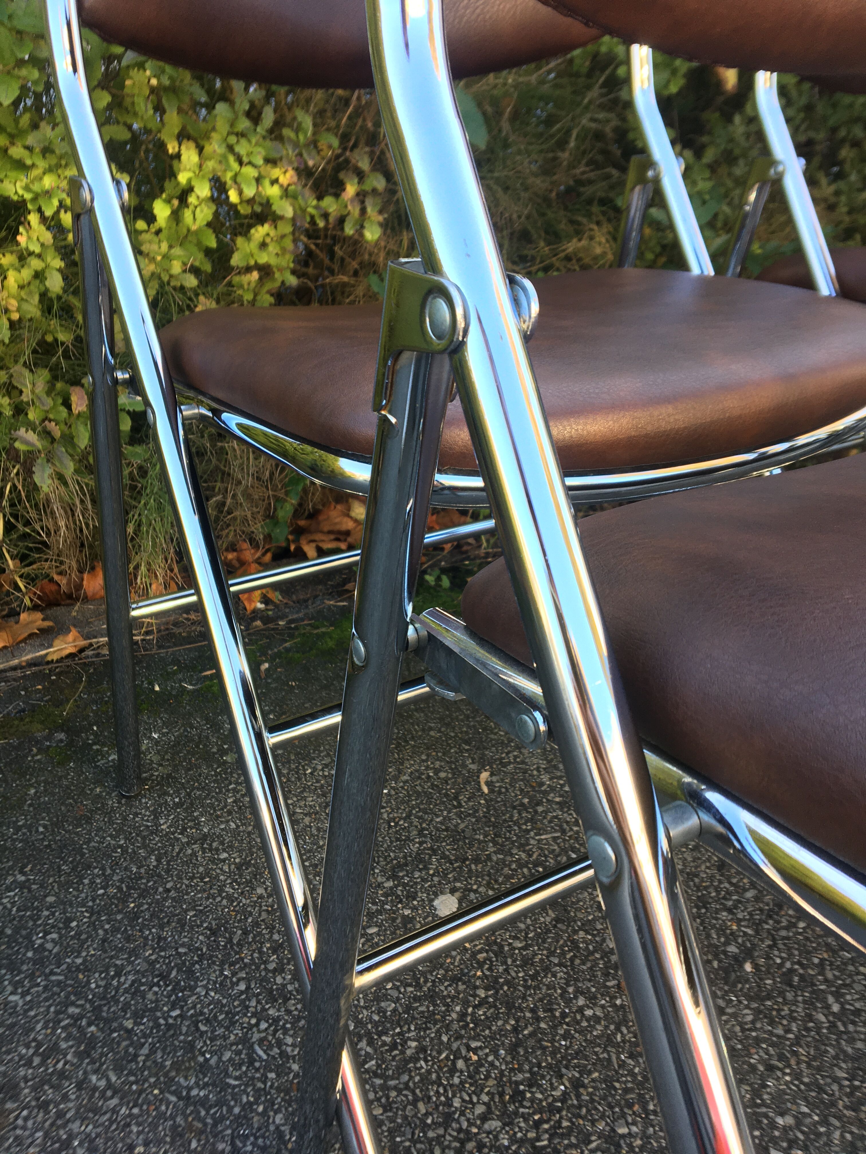 Set de 6 chaises pliantes acier et similicuir 70’s