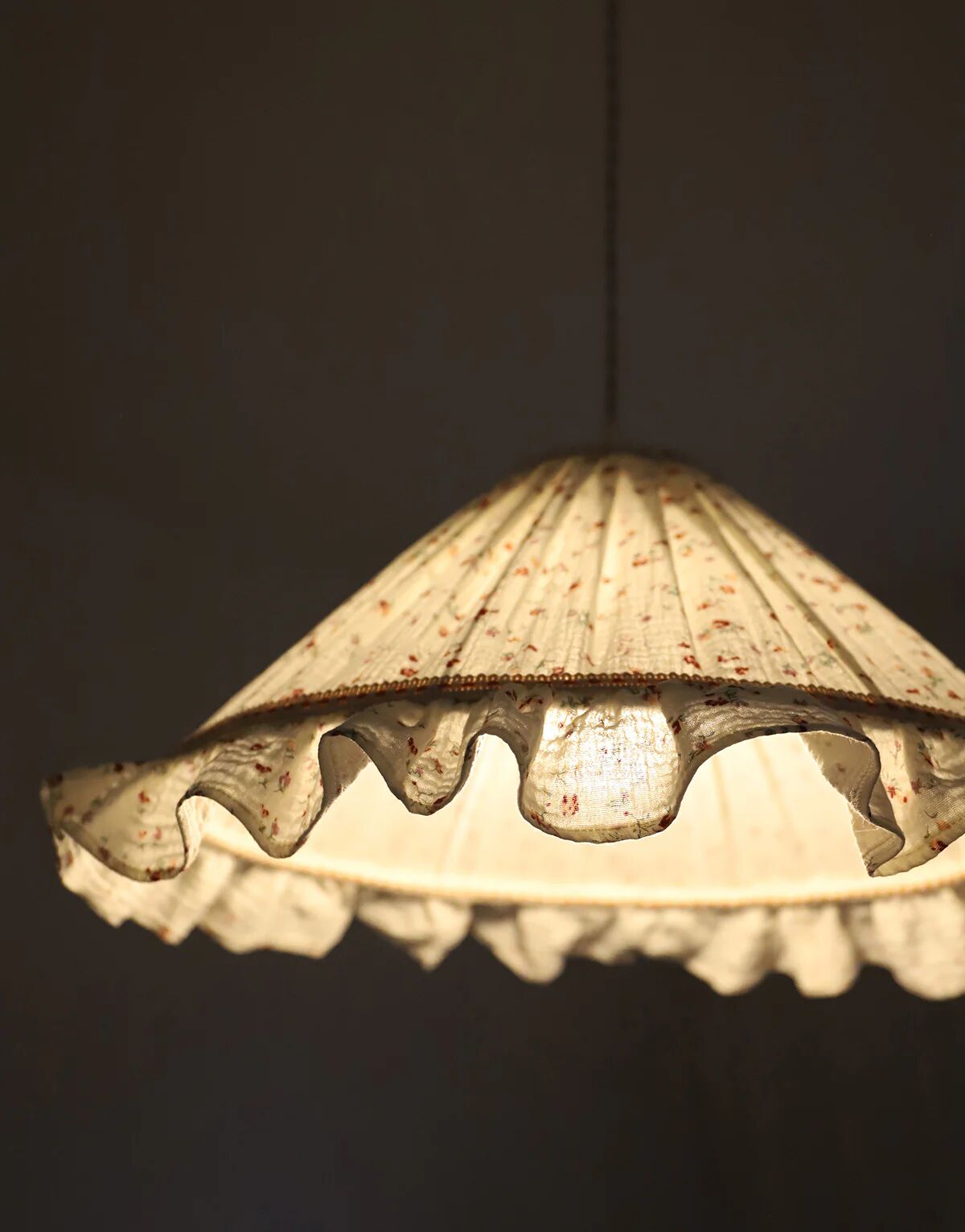 Conical suspension with Emilia "tiny flowers" wheel