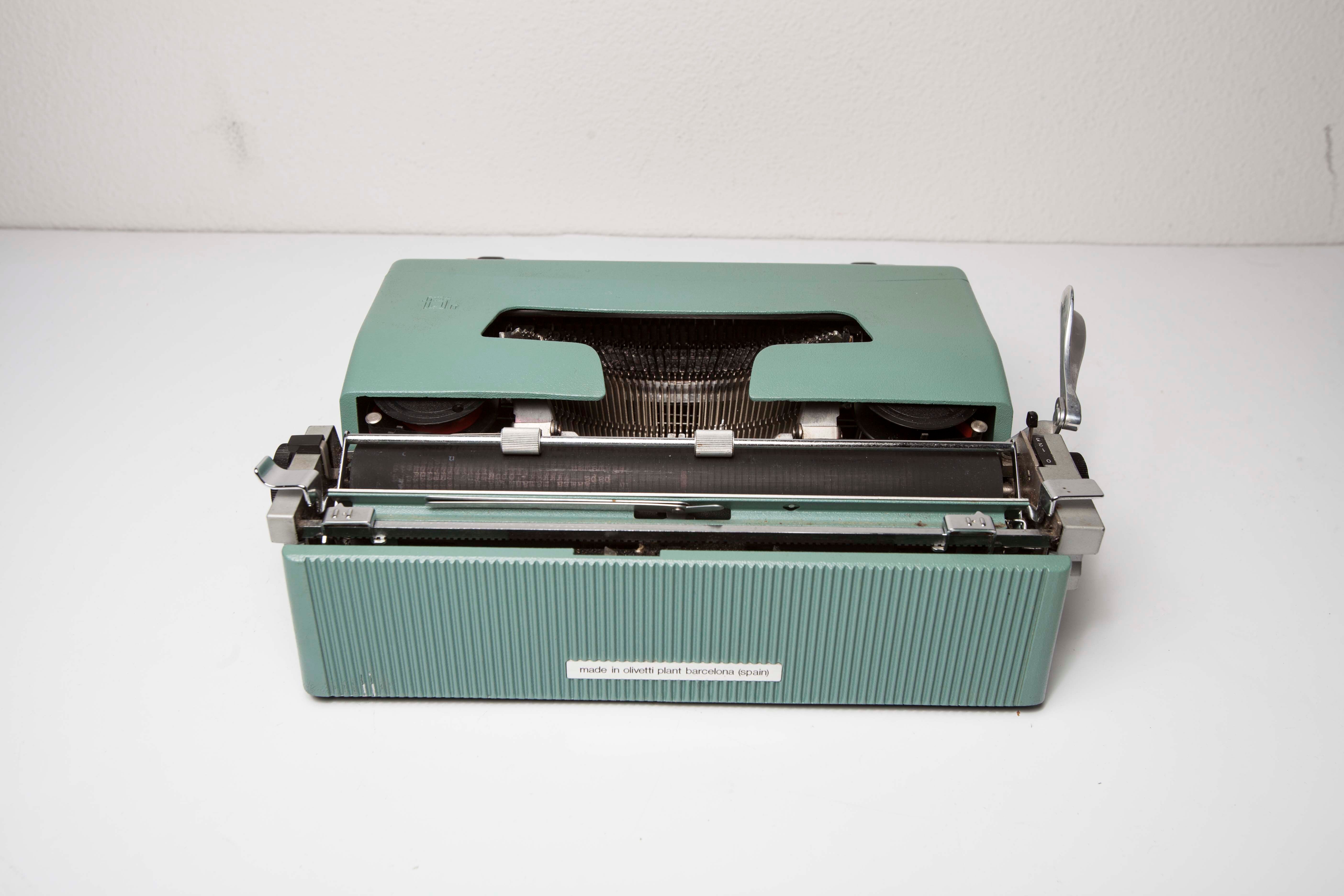 Typewriter olivetti lettera 32