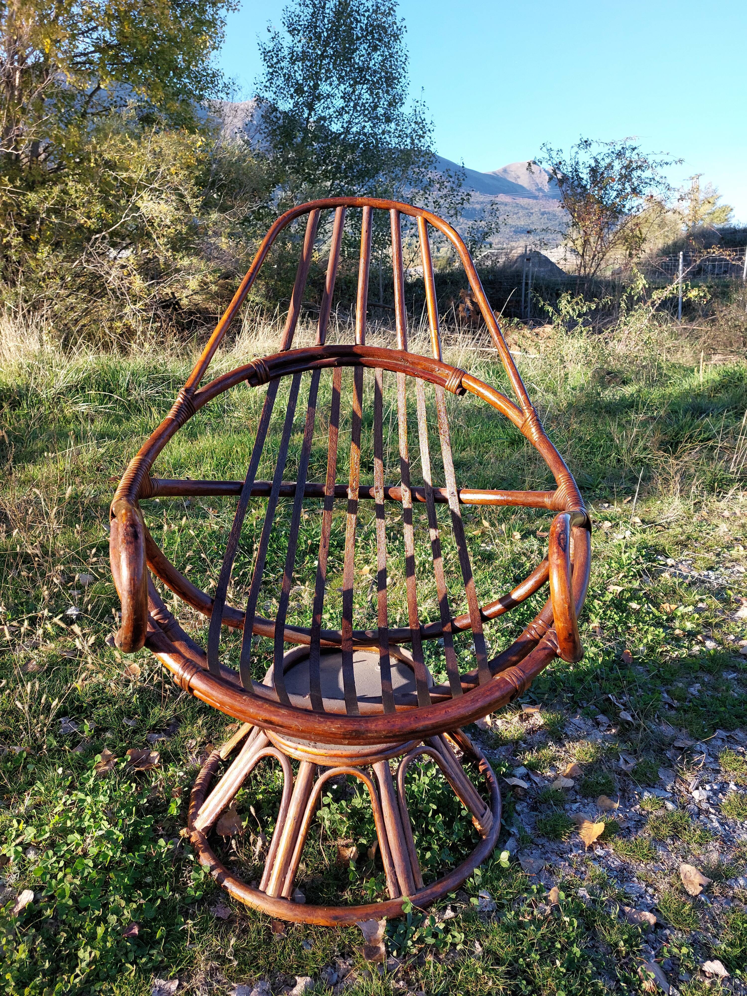 Fauteuil vintage pivotant en bambou et rotin