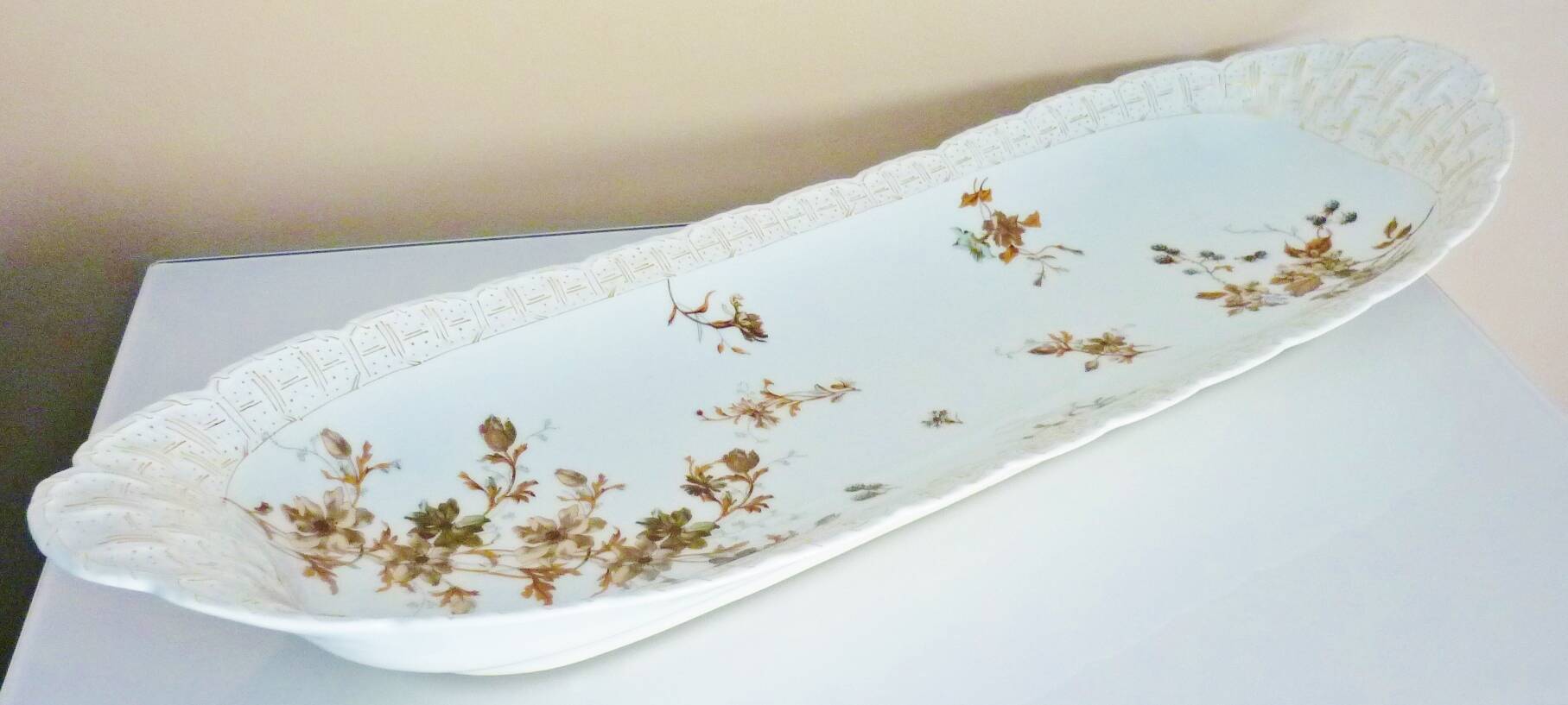 Long fish and meat dish, 19th century, Haviland Limoges porcelain, 66cm