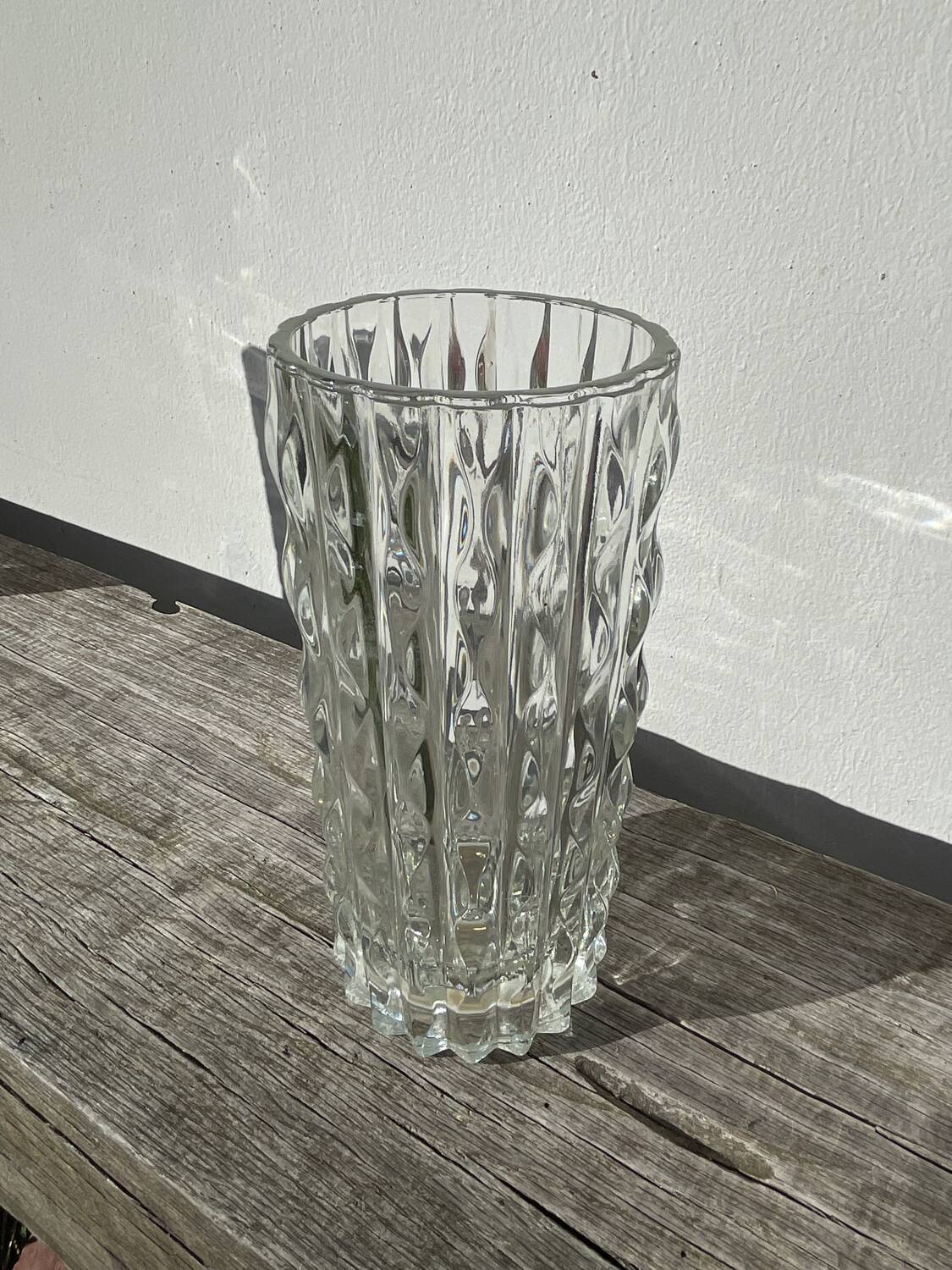 Vase en verre épais transparent