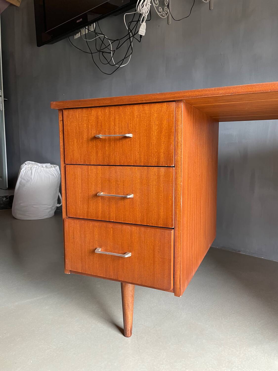 Desk 1970 - 3 drawers and tapered legs