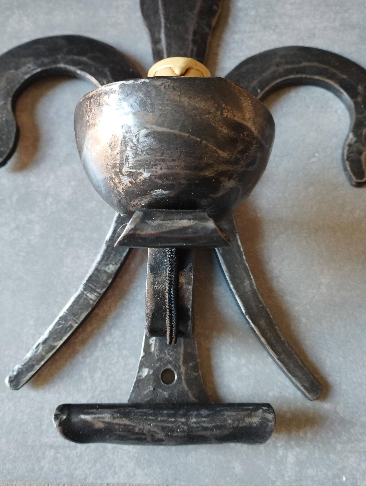 Brutalist iron wall light "fleur de lys"