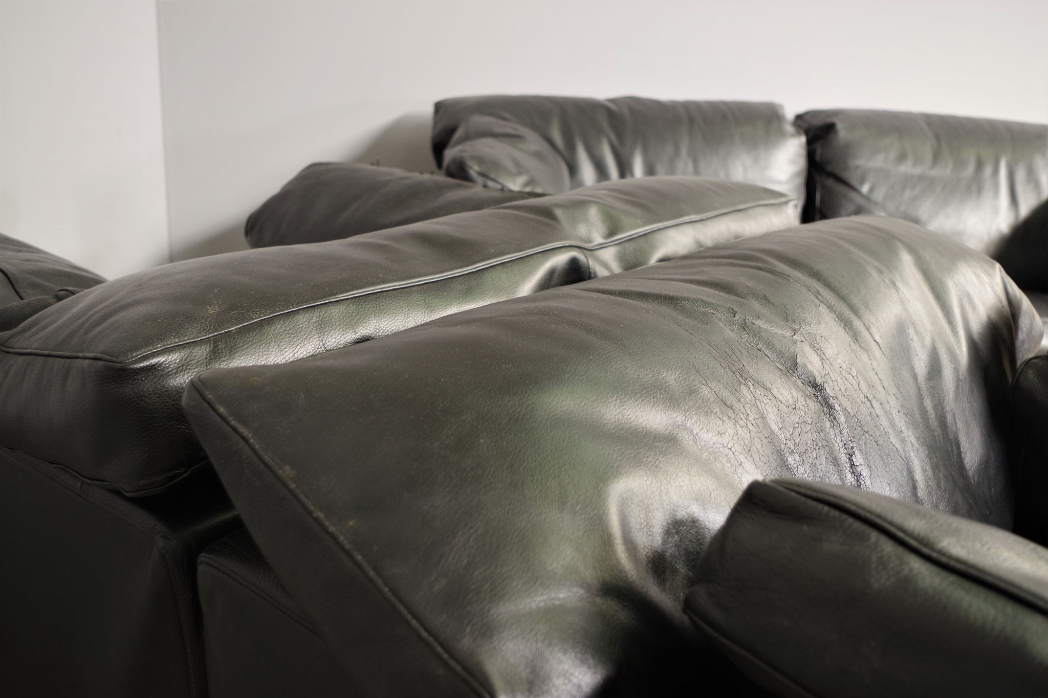 Moroso sofa set and armchairs in black leather, 1984