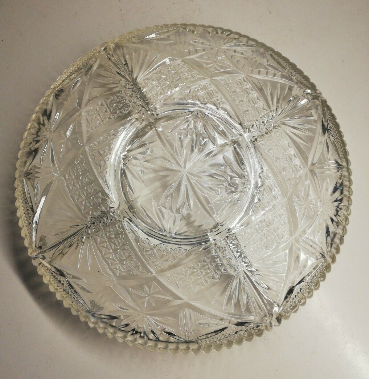 Pan-fried aperitif dish in chiseled glass