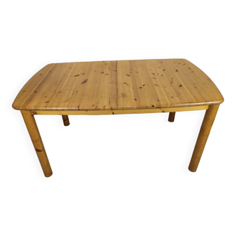 Extendable pine table