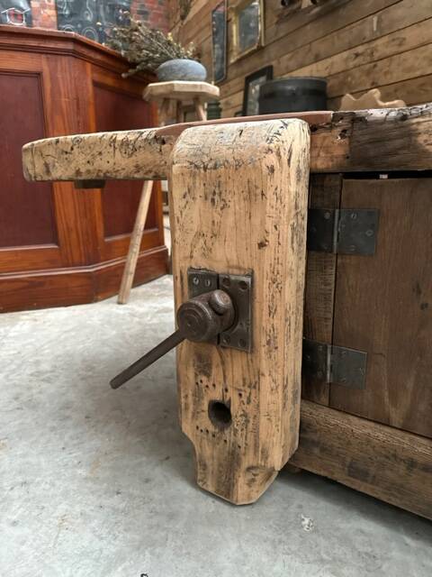 Huge workbench at the beginning of the 20th century transformed into a TV unit