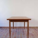 Scandinavian extendable table