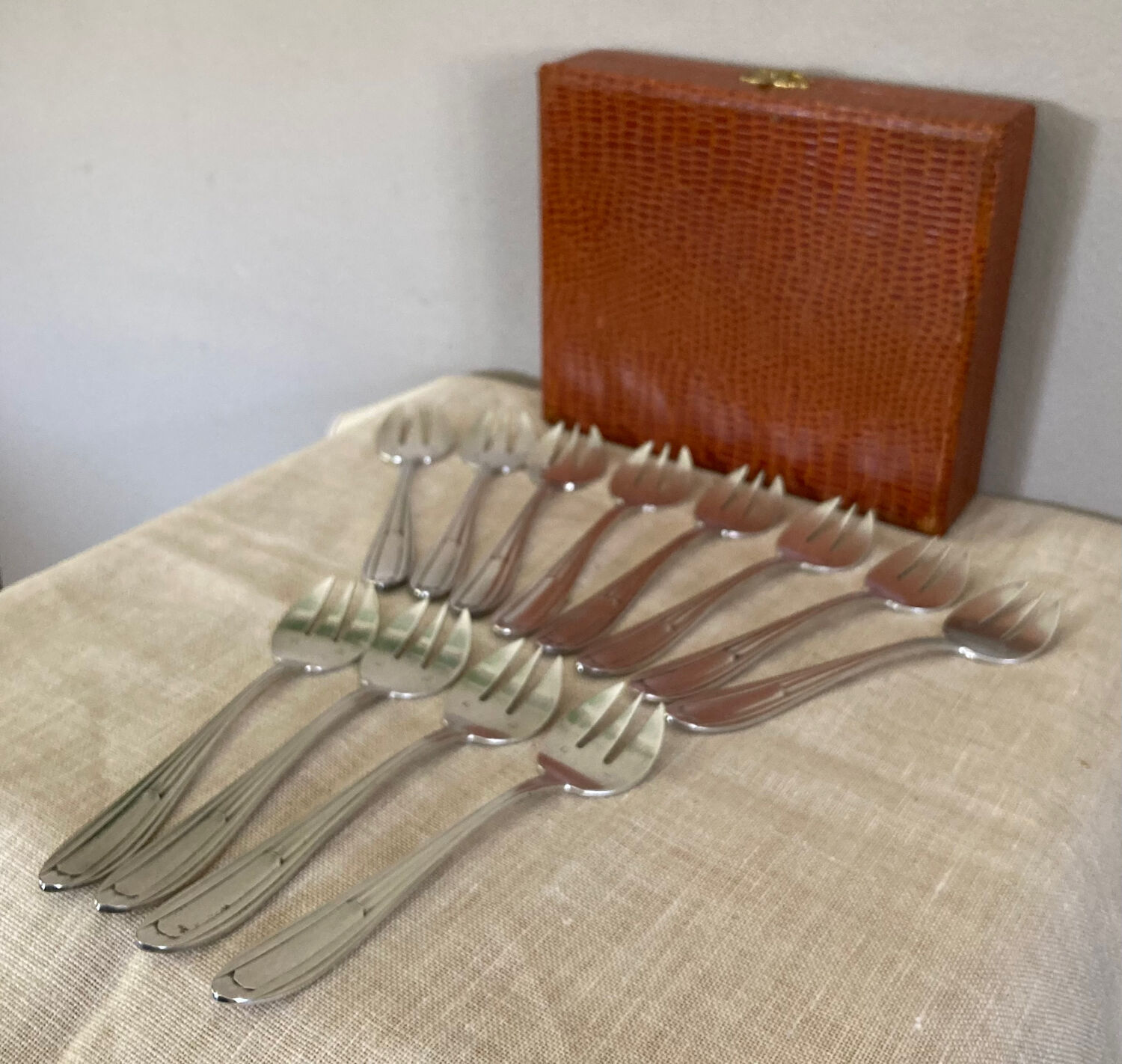 Art Deco oyster forks in punched silver metal, leatherette box
