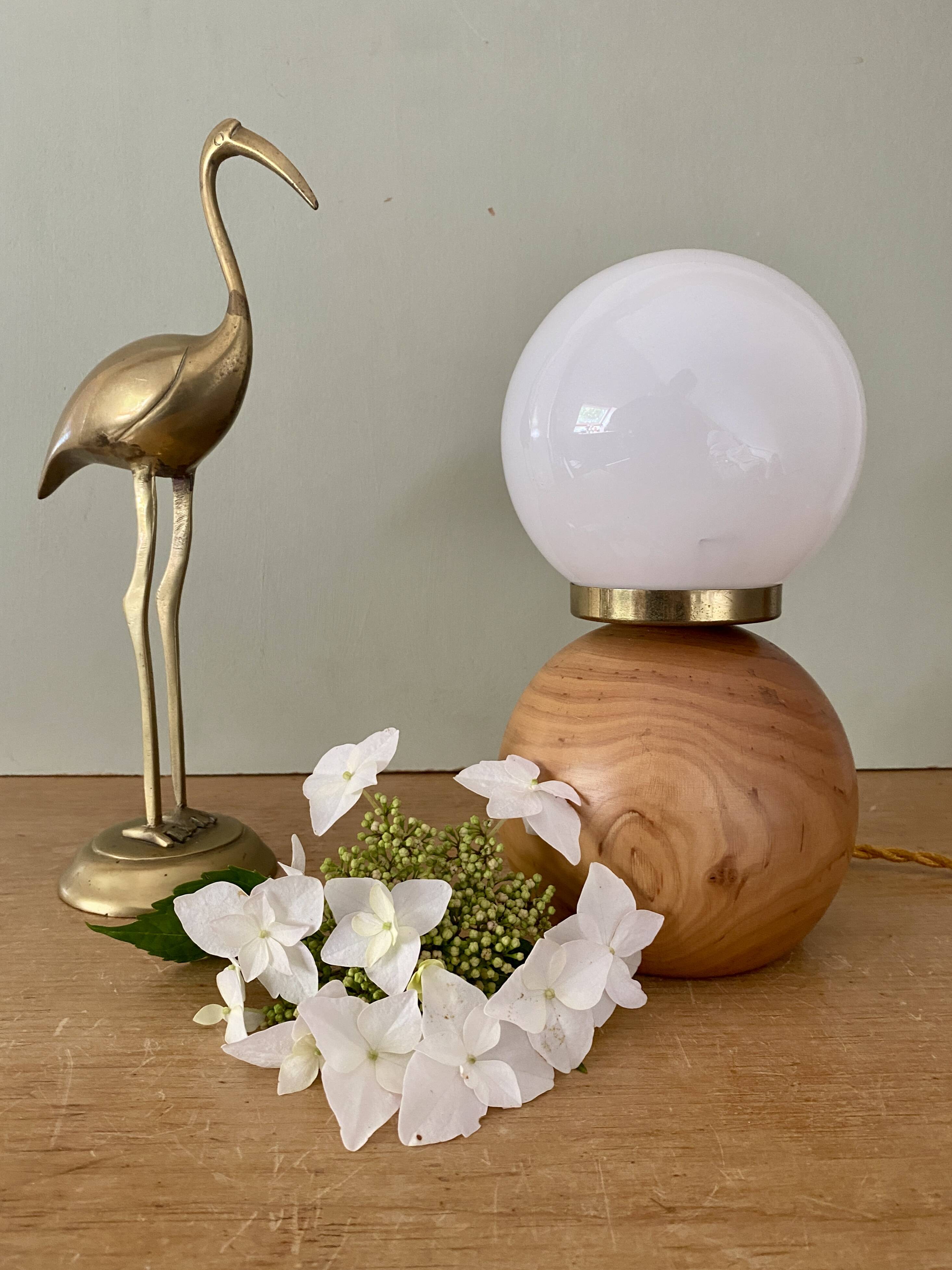 Lampe vintage opaline blanche et bois