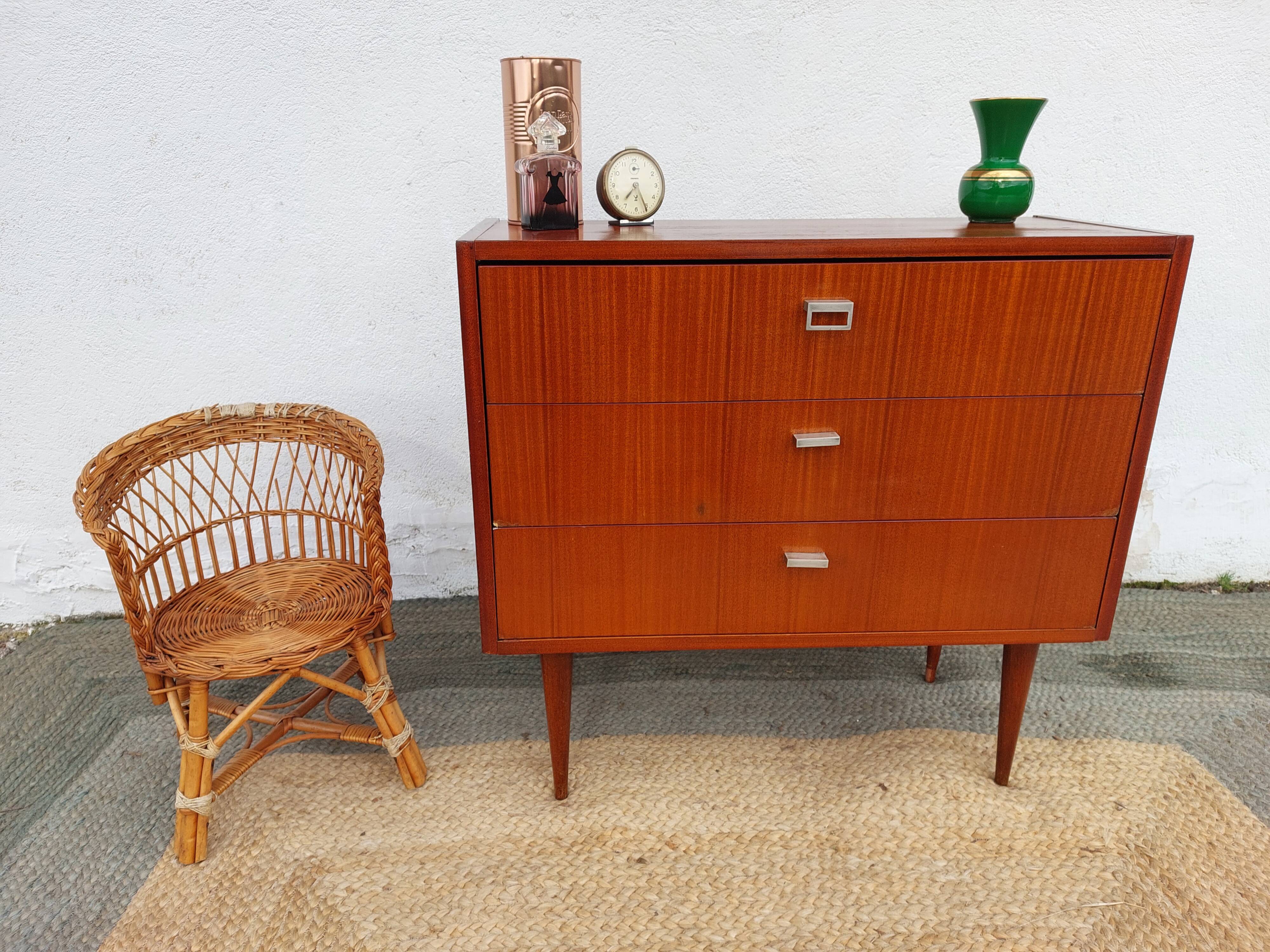 Vintage tapered leg chest of drawers