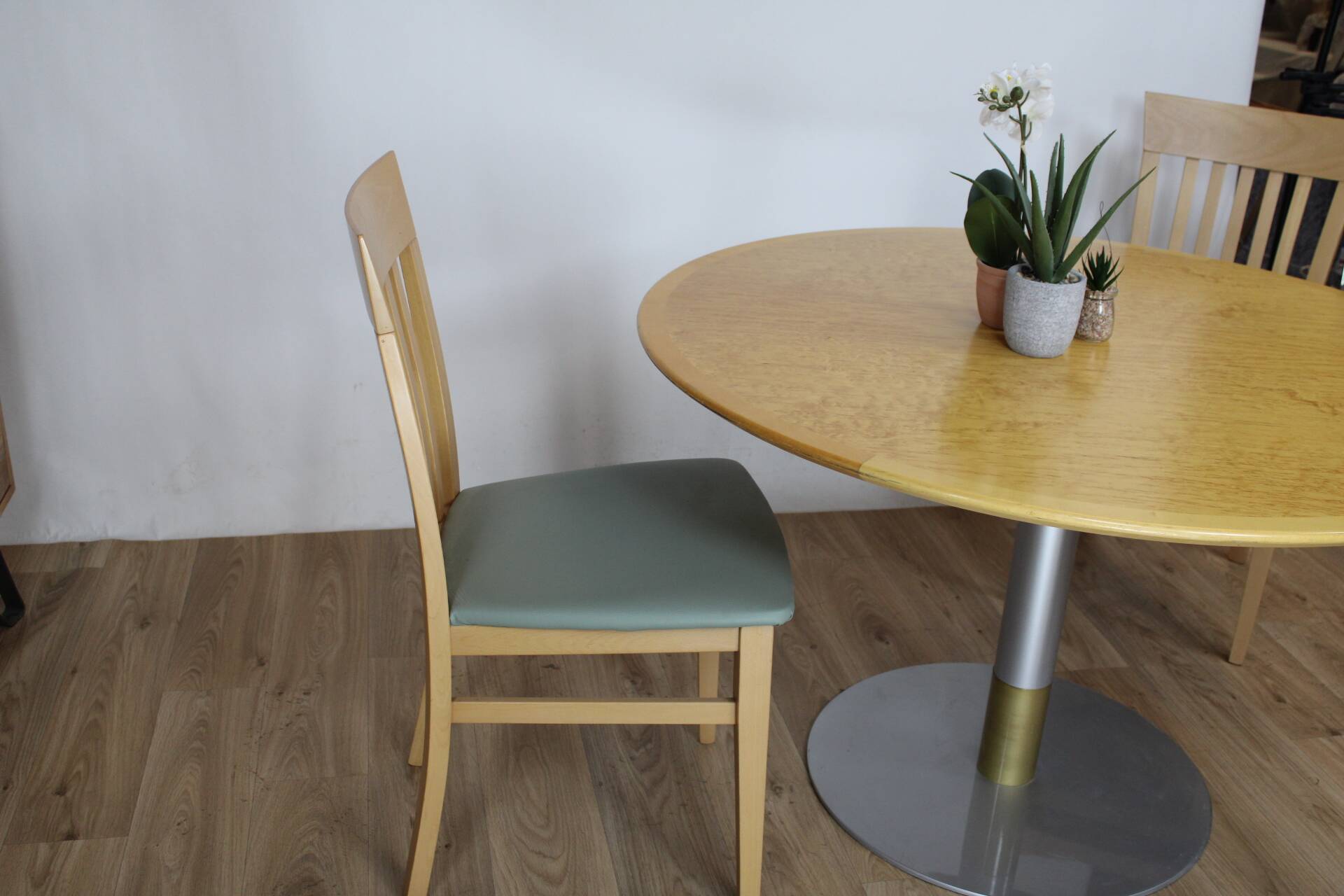 Round table with central base, wood top, 1970s