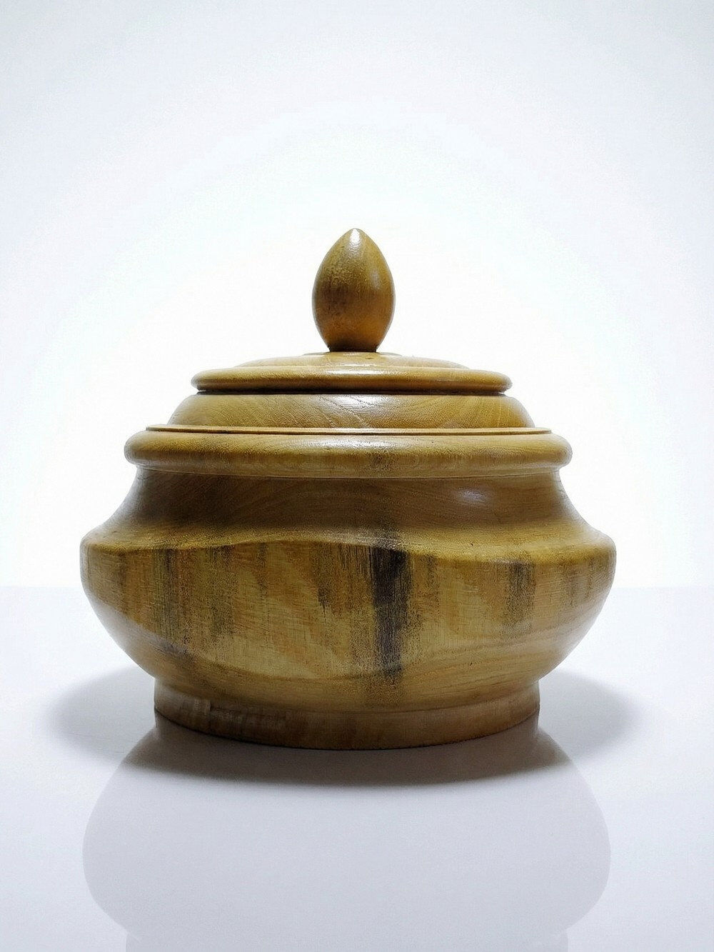 Boîte en bois tourné clair vintage