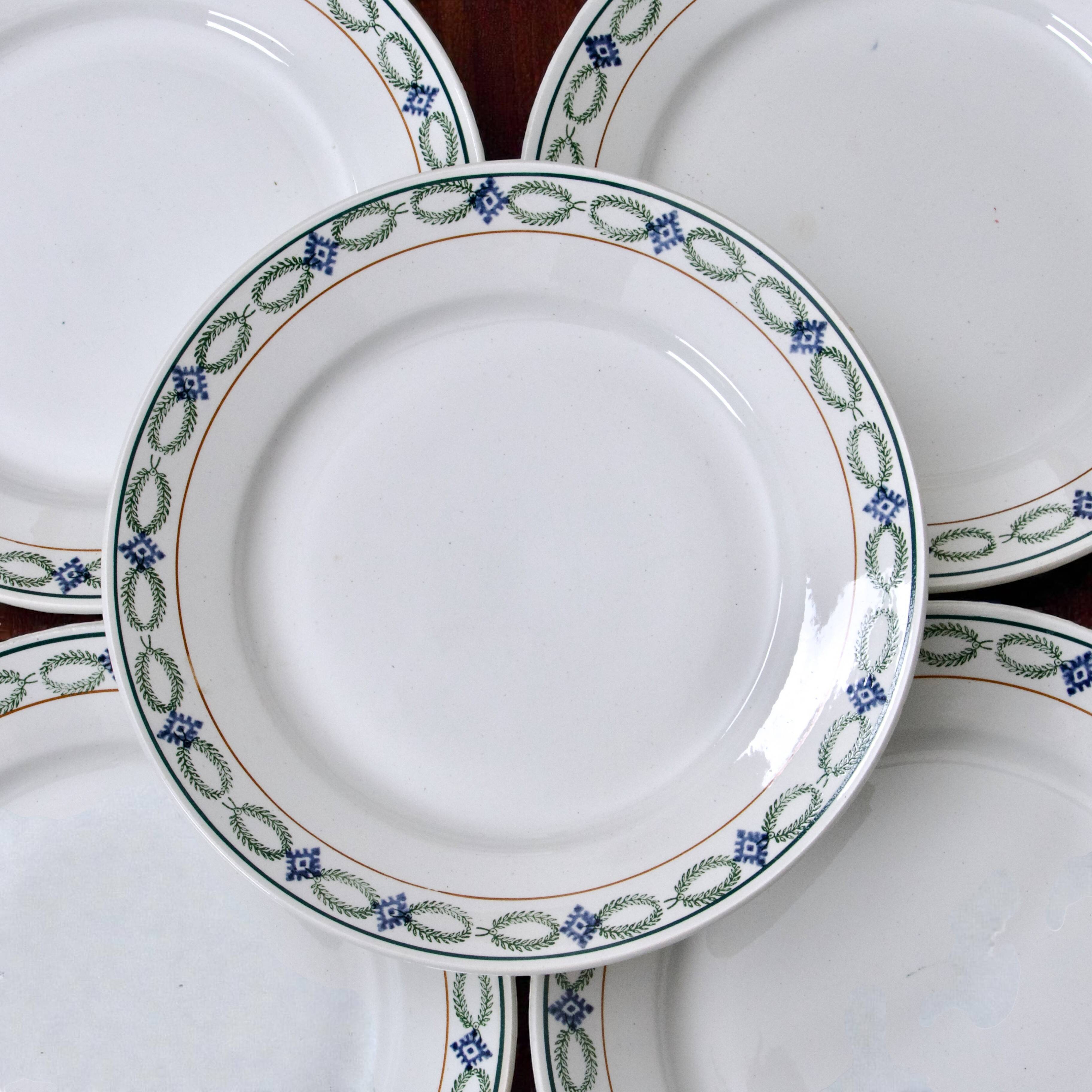 Assiettes anciennes terre de fer St Amand guirlande