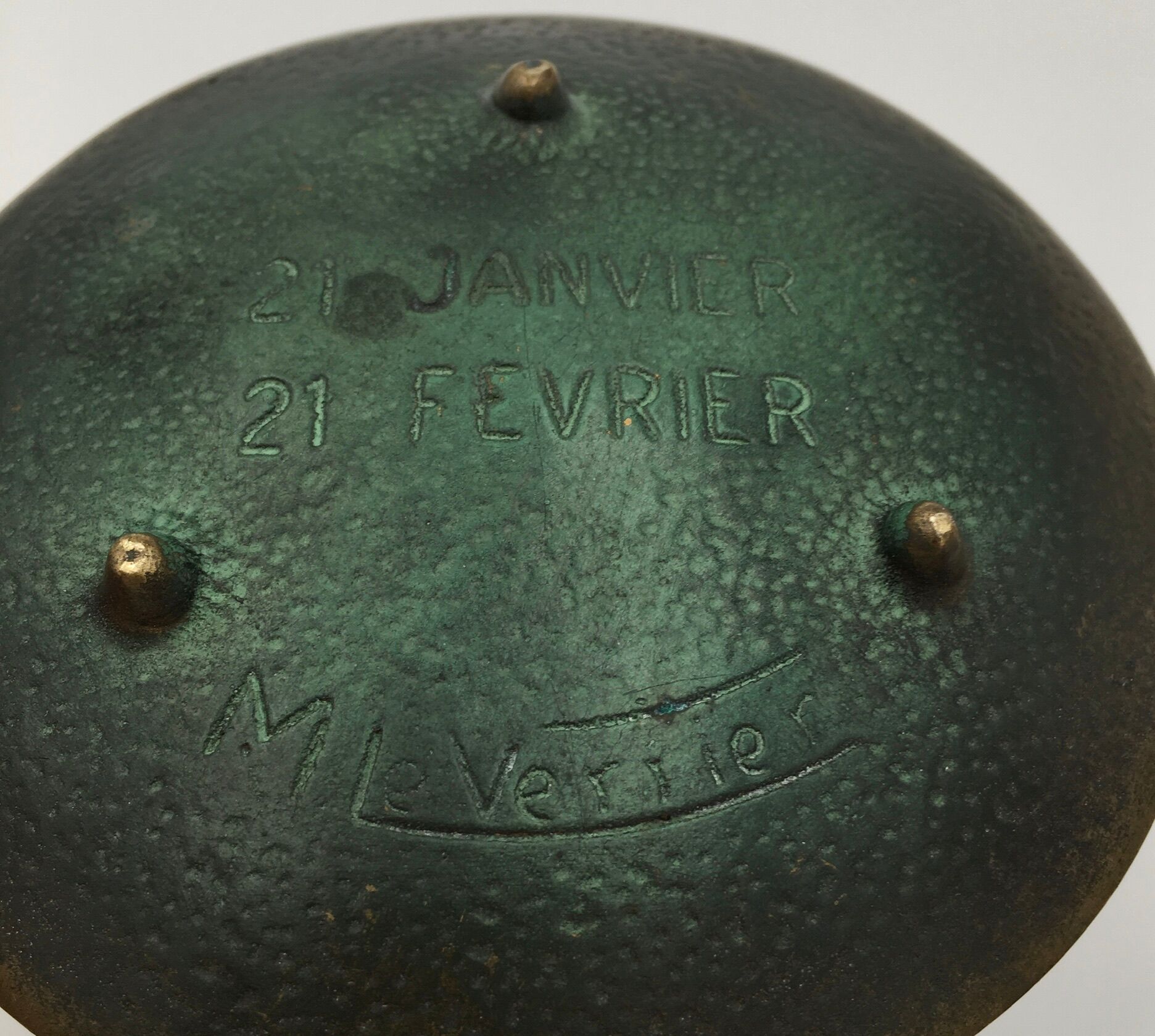 Max Le Verrier bronze trinket bowl, decoration of the sign of the zodiac Aquarius, 1930/1940