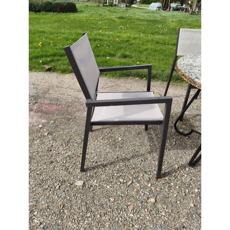 Garden furniture in stone with a vintage 1970s iron base.