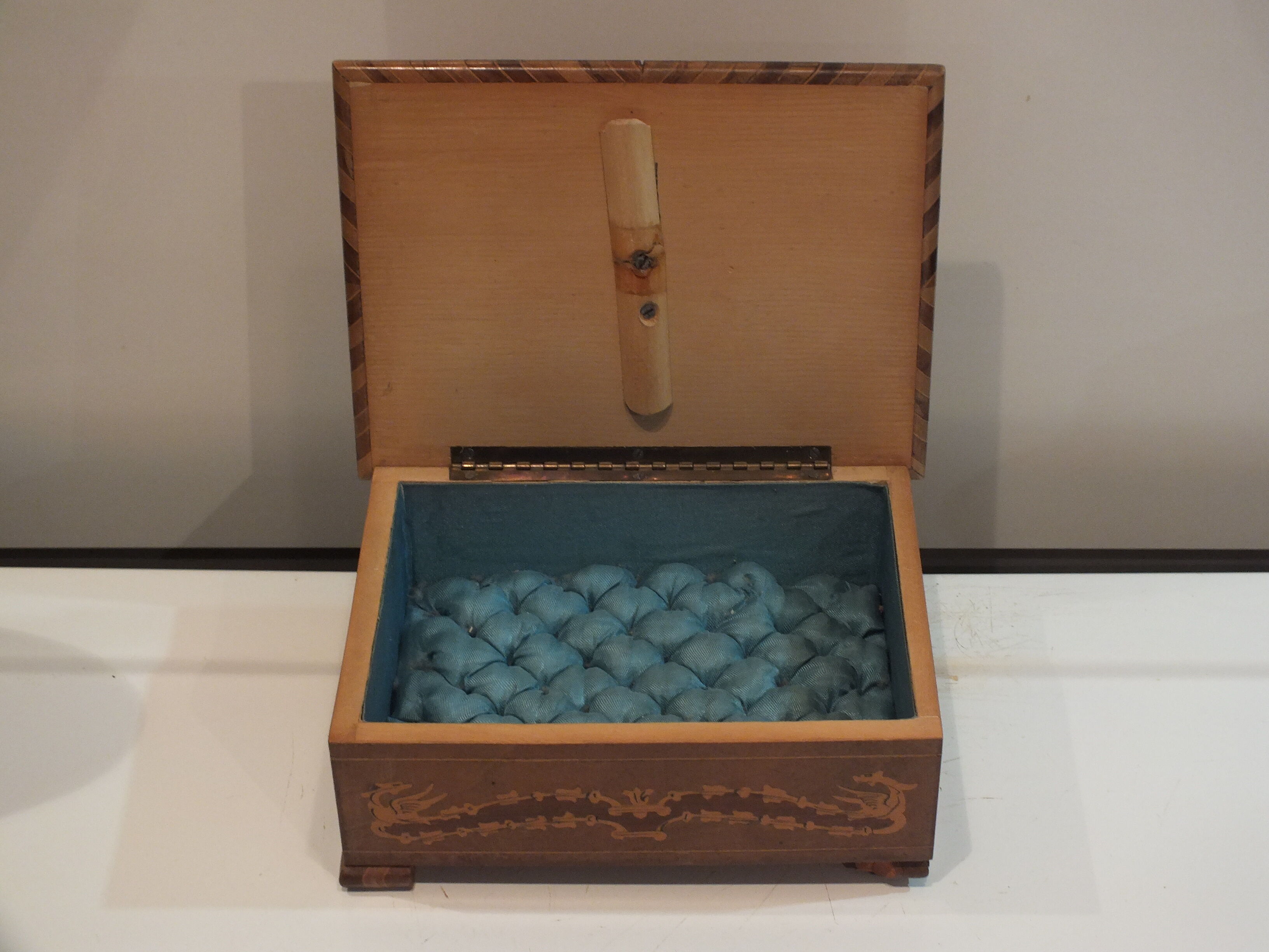 Ancien coffret à bijoux capitonné en marqueterie