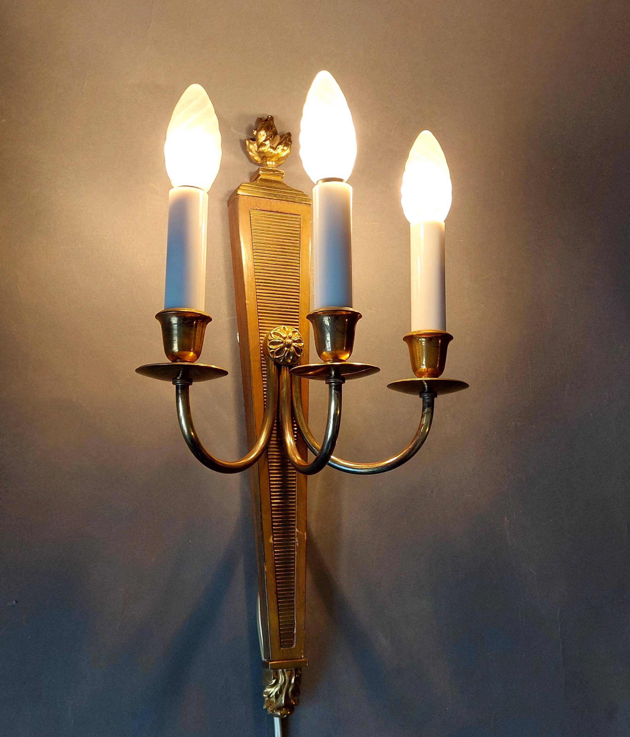 Wall lamp in the shape of a 1940 quiver with three arms, gilded brass and solid mahogany.