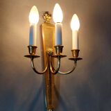 Wall lamp in the shape of a 1940 quiver with three arms, gilded brass and solid mahogany.