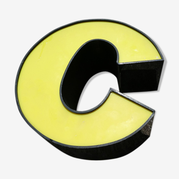 Lettre C d'enseigne industrielle jaune et noire