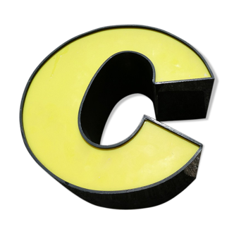 Lettre C d'enseigne industrielle jaune et noire