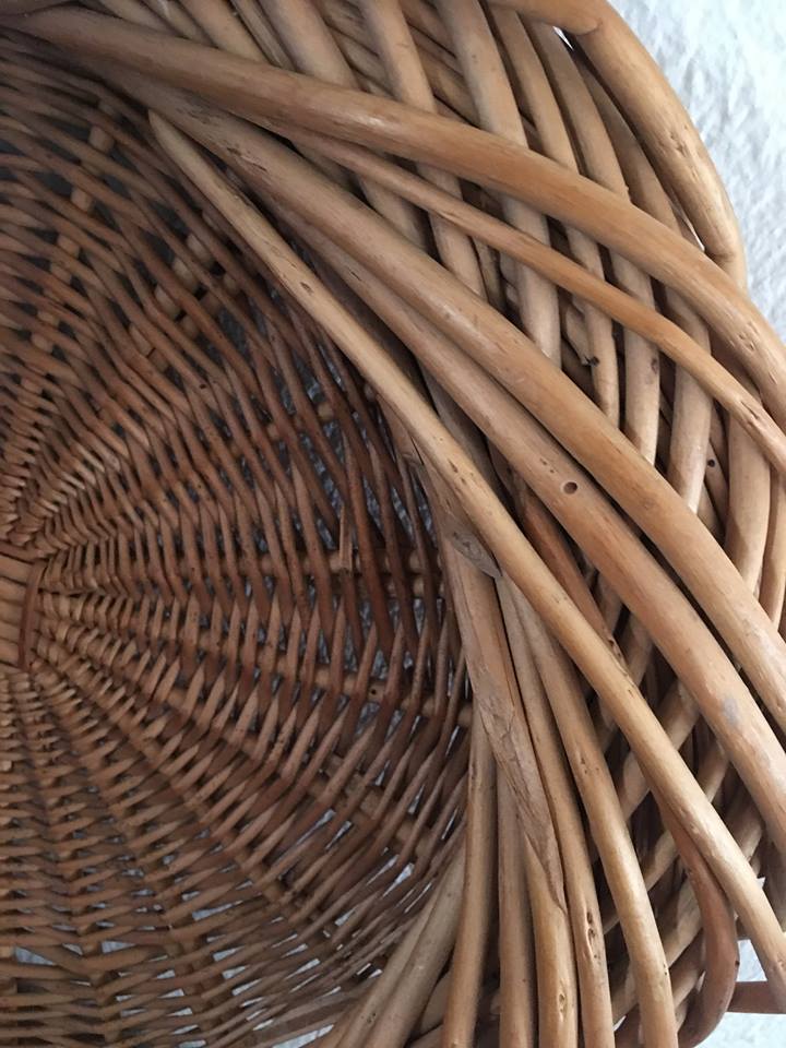 Round basket or braided wicker tray
