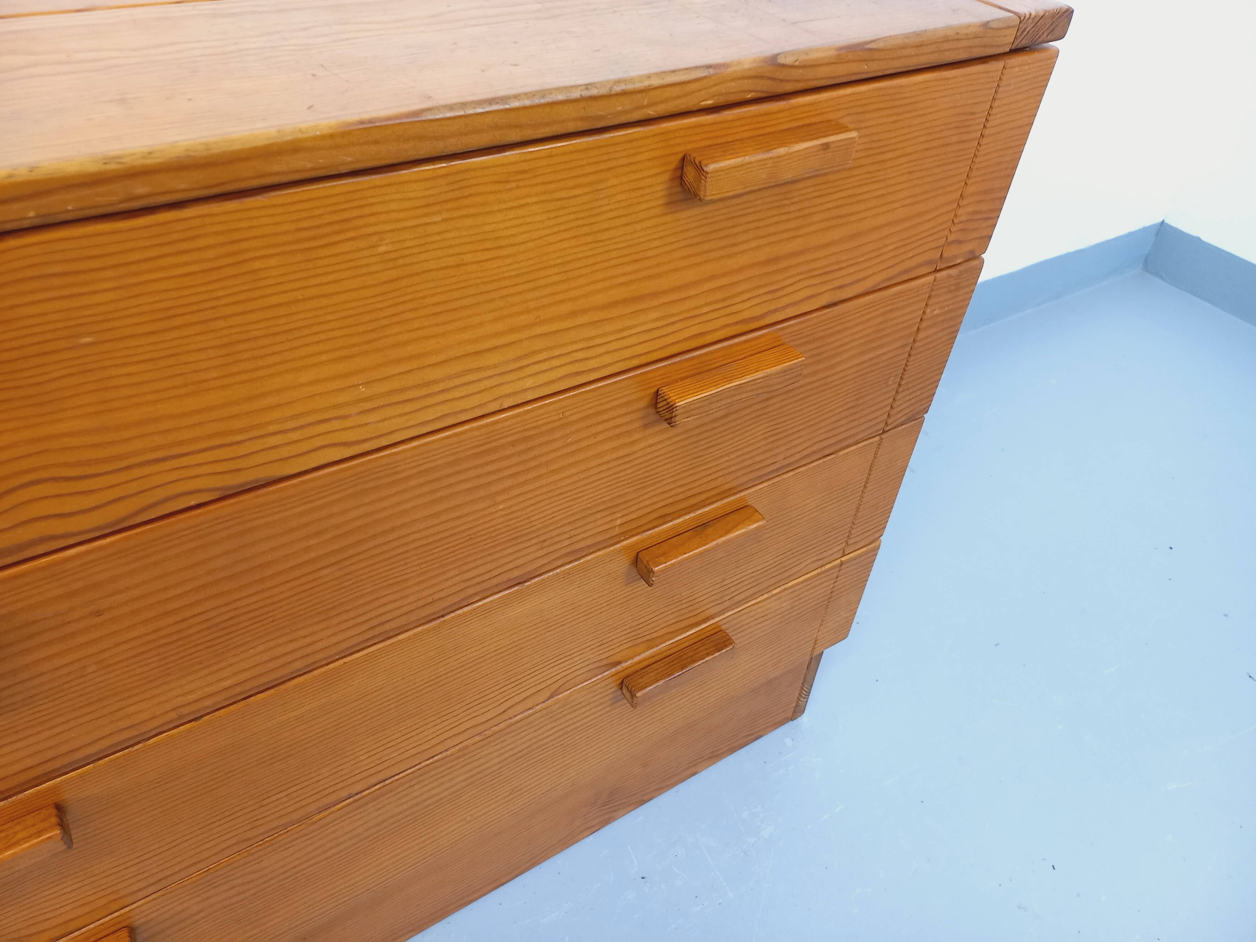 Vintage pine chest of drawers from the 1970s.