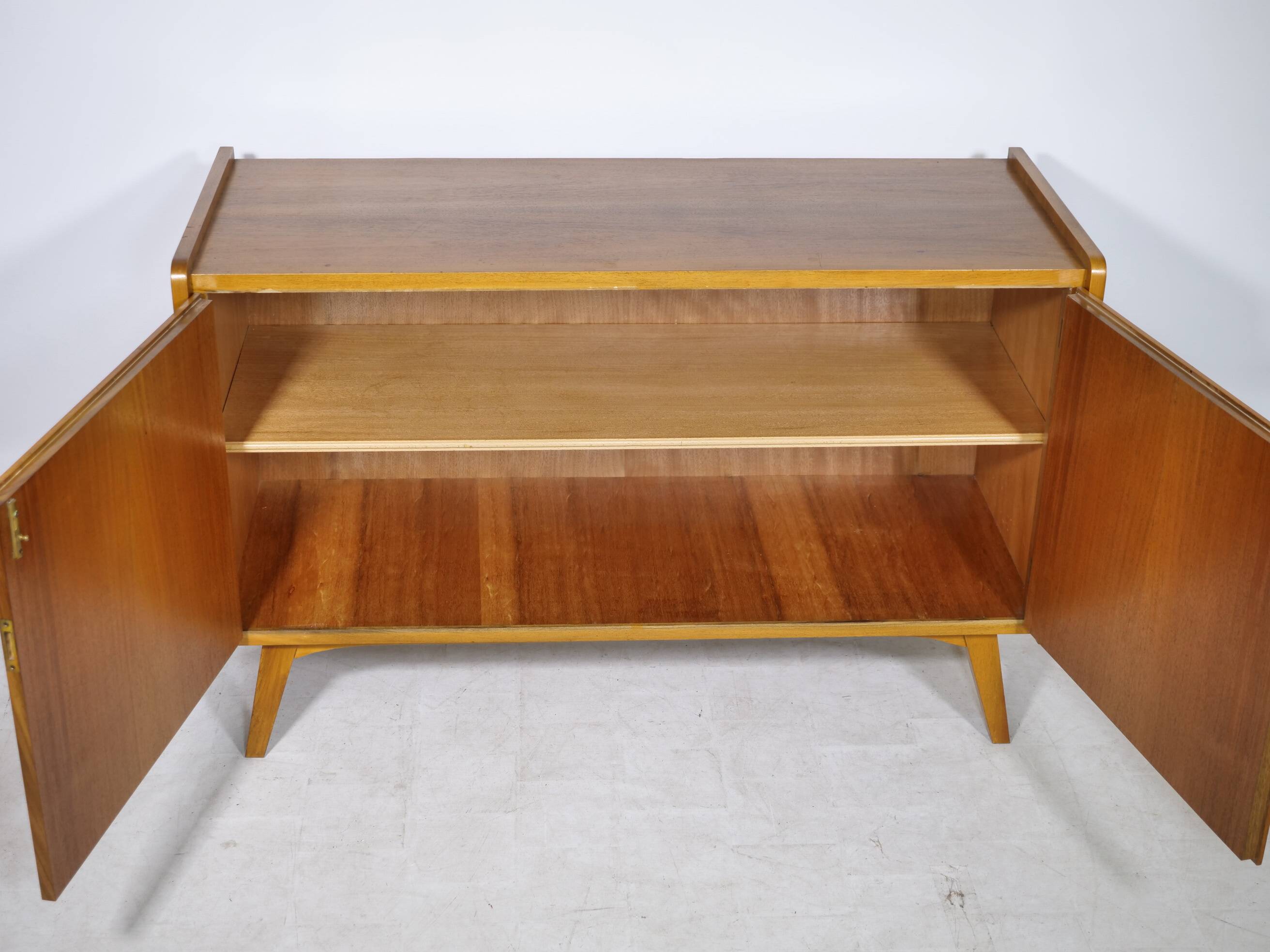 Buffet en noyer des années 1960, style milieu de siècle