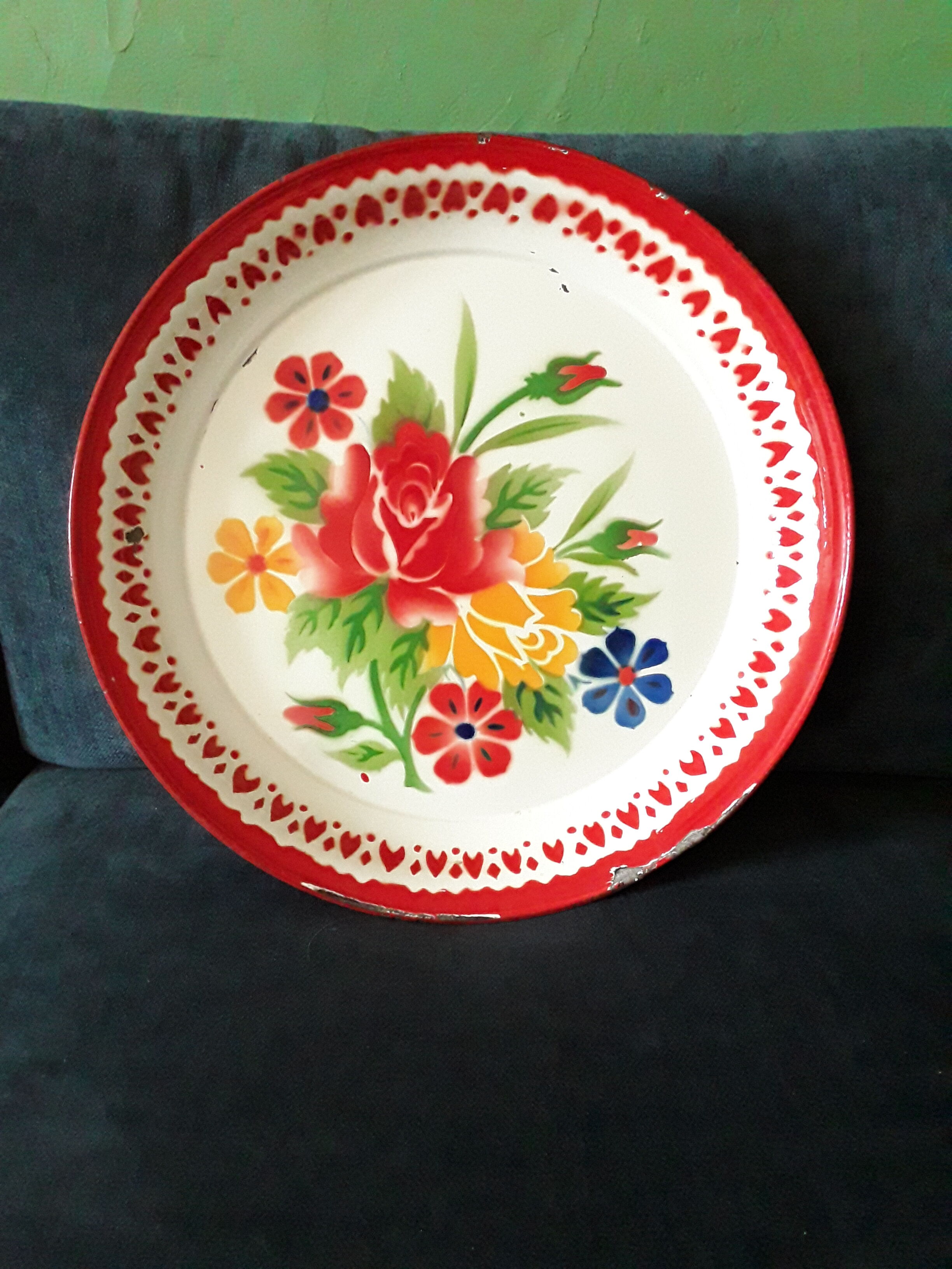 Vintage tray in enamelled sheet metal