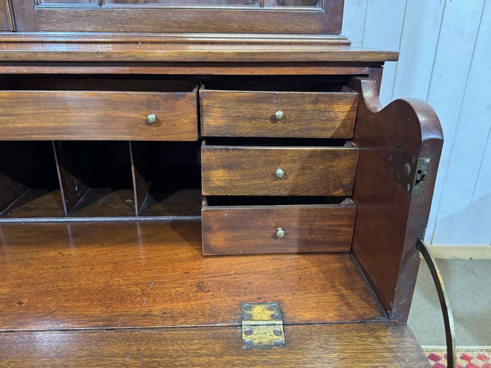 Victorian writing desk from the 19th century in mahogany.