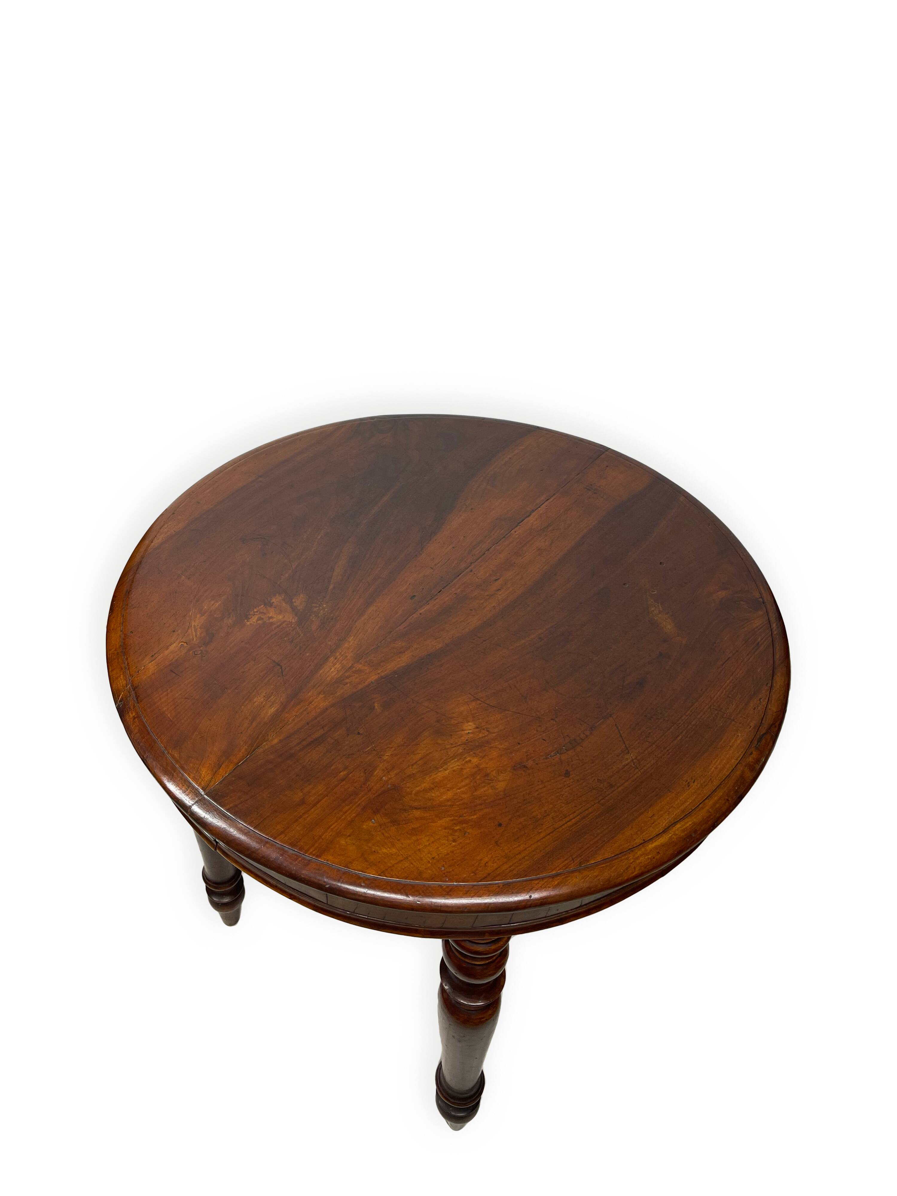 Table ronde italienne en noyer, années 1900