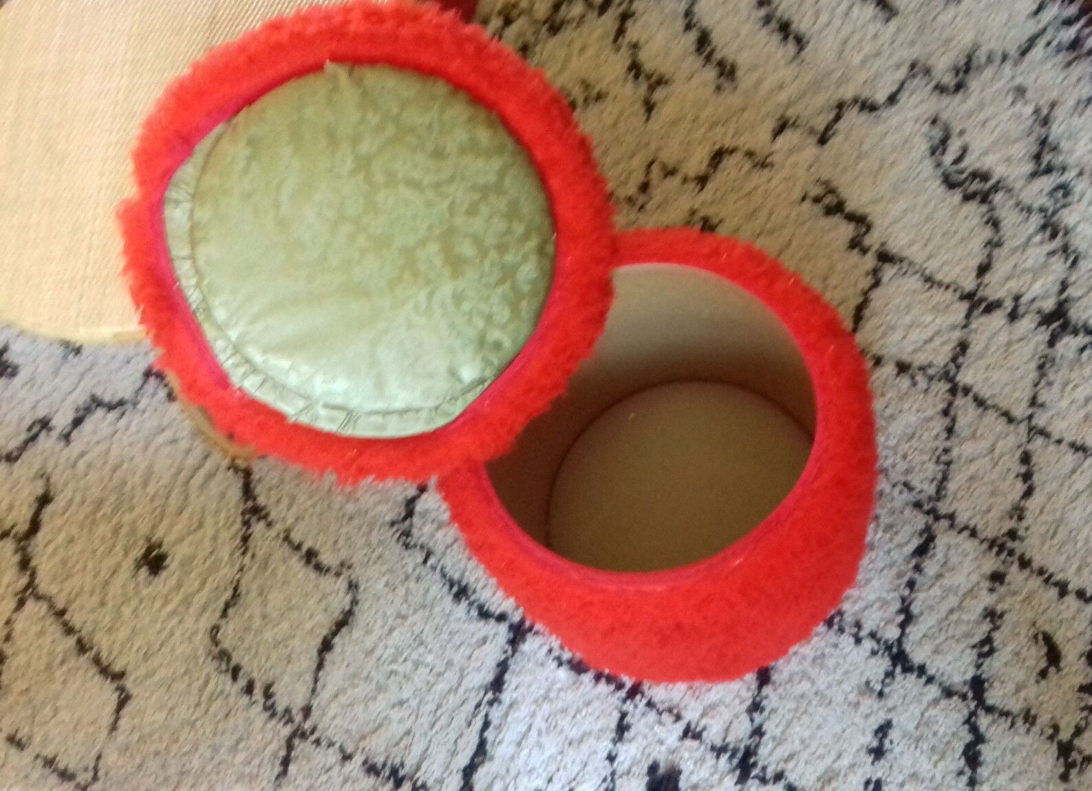 Pouf storage chest moumoute red vintage 1972 faux fur