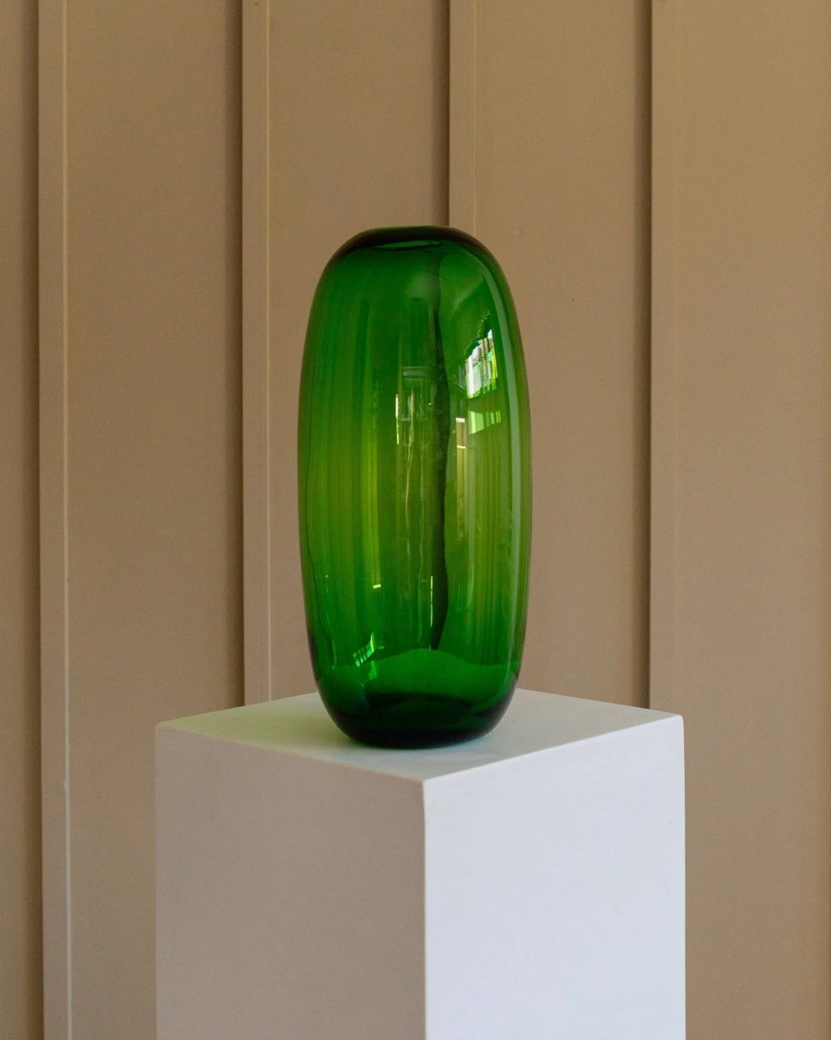 Vase en verre vert vintage XXL, design ovale des années 50 par Maria Vinka pour Ikea (série Stockholm, années 1990)