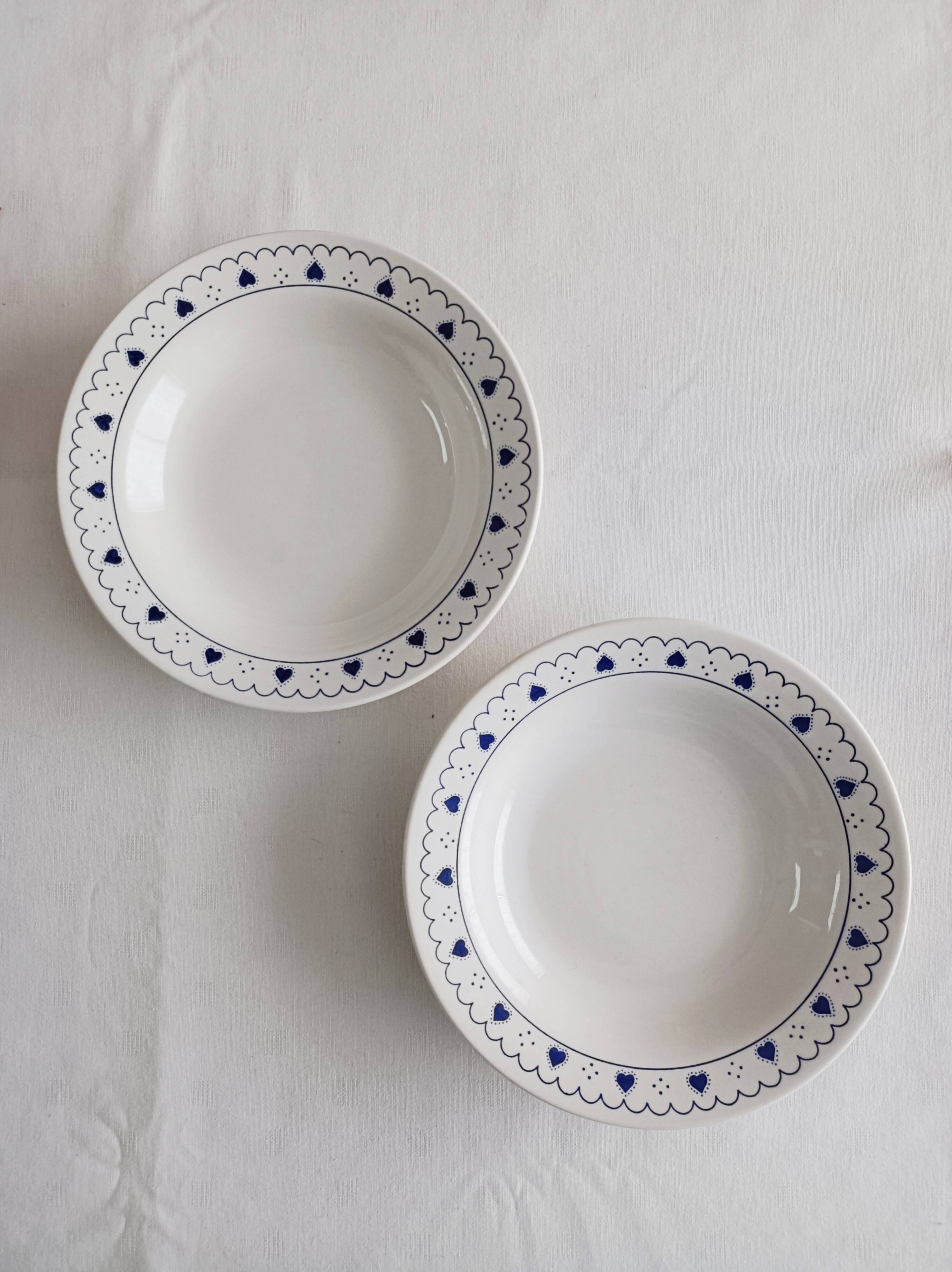 Set of 2 blue heart-shaped deep plates Oxford Brazil.