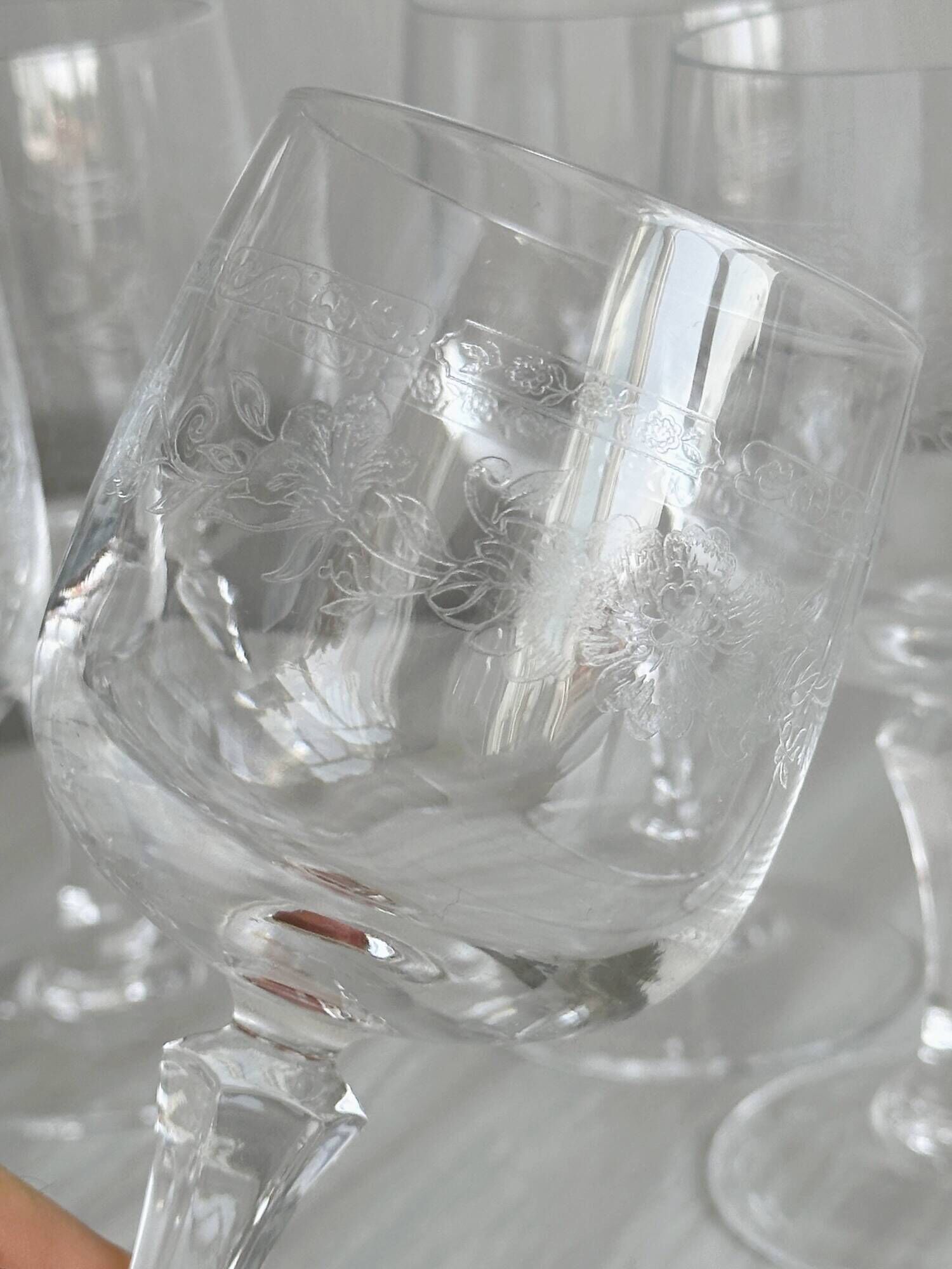 6 white wine glasses in chiseled crystal with floral motifs Matignon model.